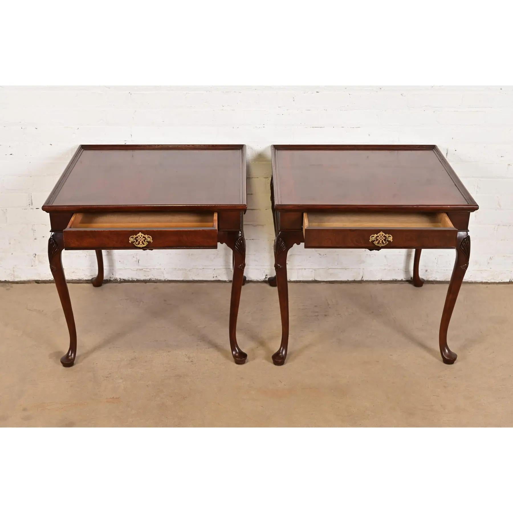 Laiton Baker Furniture Queen Anne Walnut and Burl Wood Nightstands or End Tables, Pair en vente