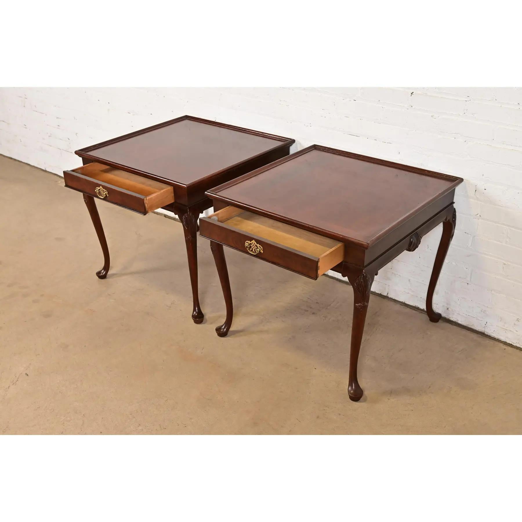 Baker Furniture Queen Anne Walnut and Burl Wood Nightstands or End Tables, Pair en vente 1