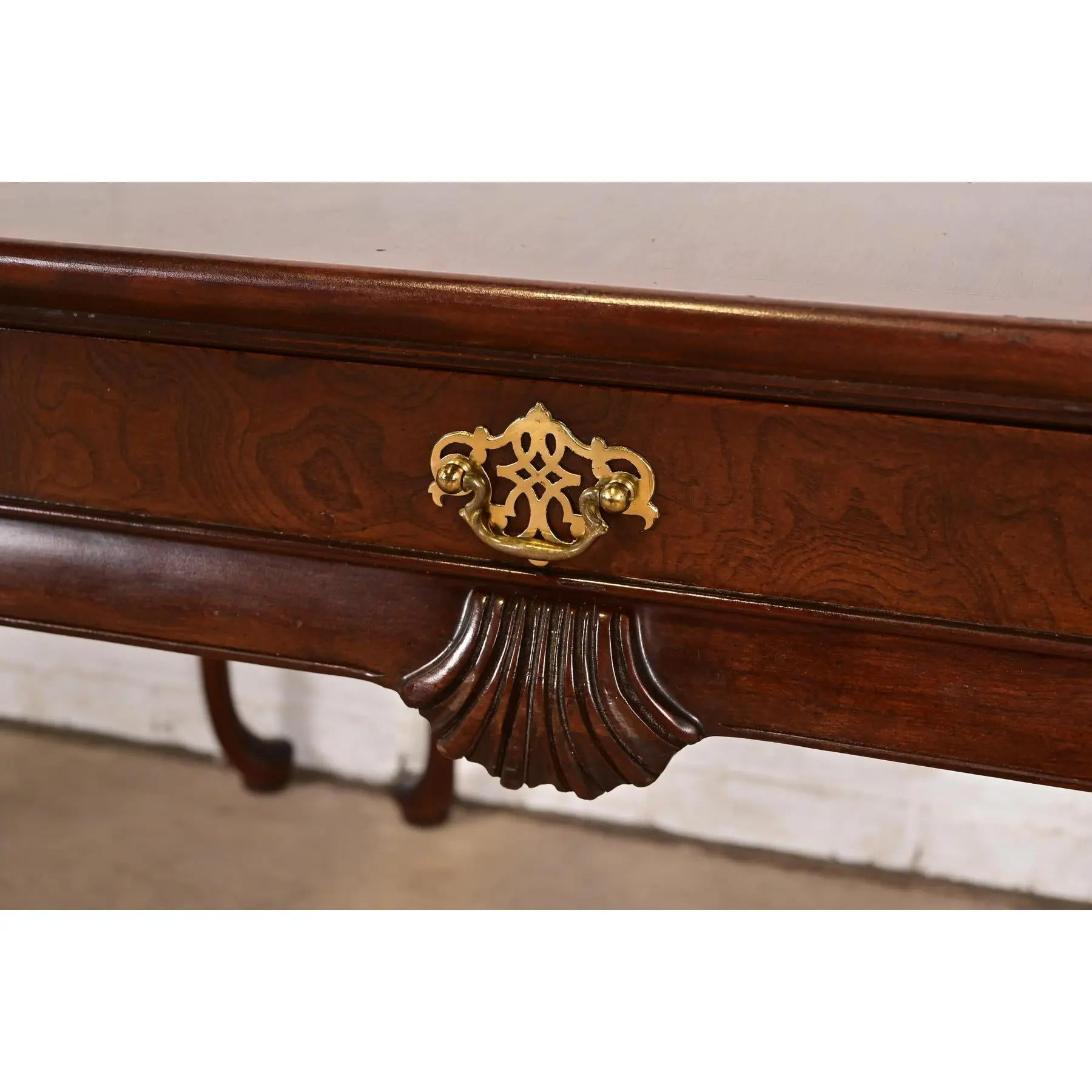 Baker Furniture Queen Anne Walnut and Burl Wood Nightstands or End Tables, Pair en vente 2
