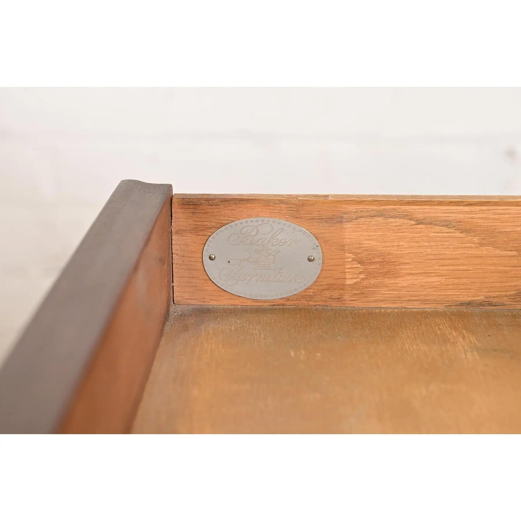 Baker Furniture Queen Anne Walnut and Burl Wood Nightstands or End Tables, Pair en vente 3