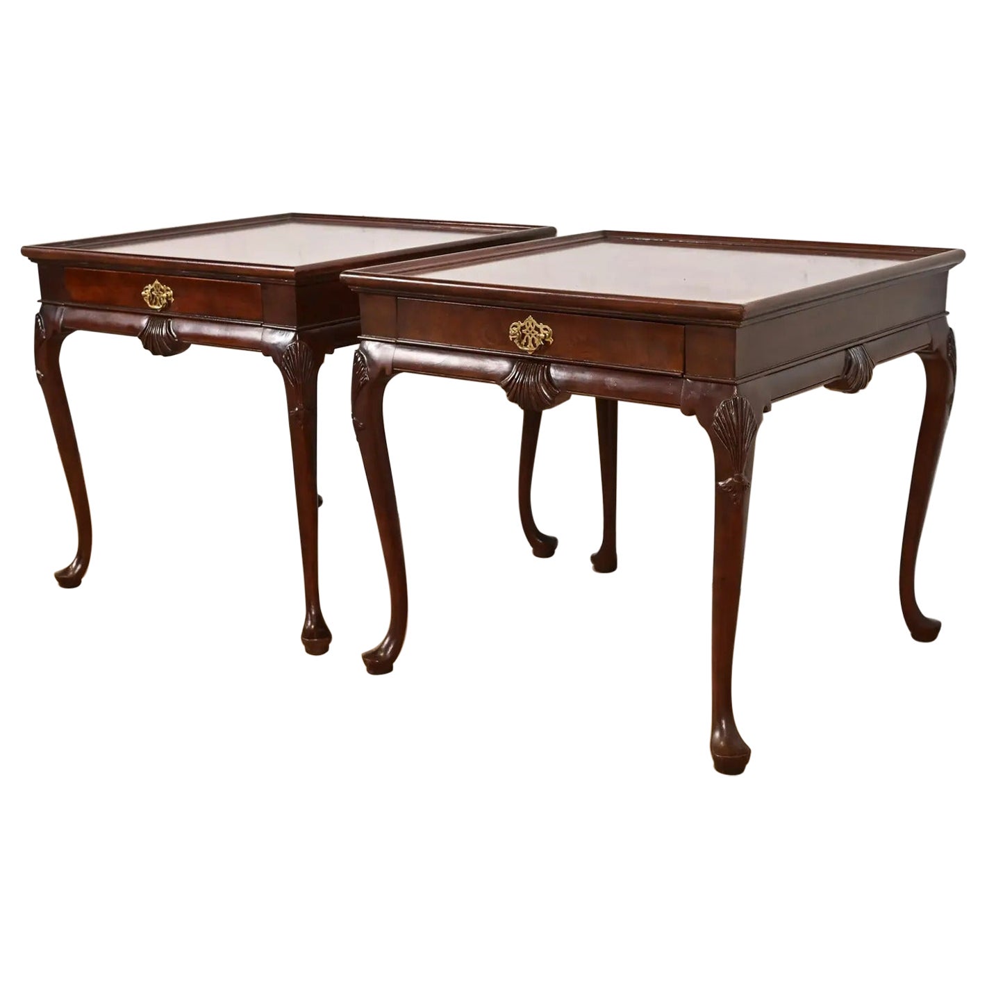 Baker Furniture Queen Anne Walnut and Burl Wood Nightstands or End Tables, Pair en vente