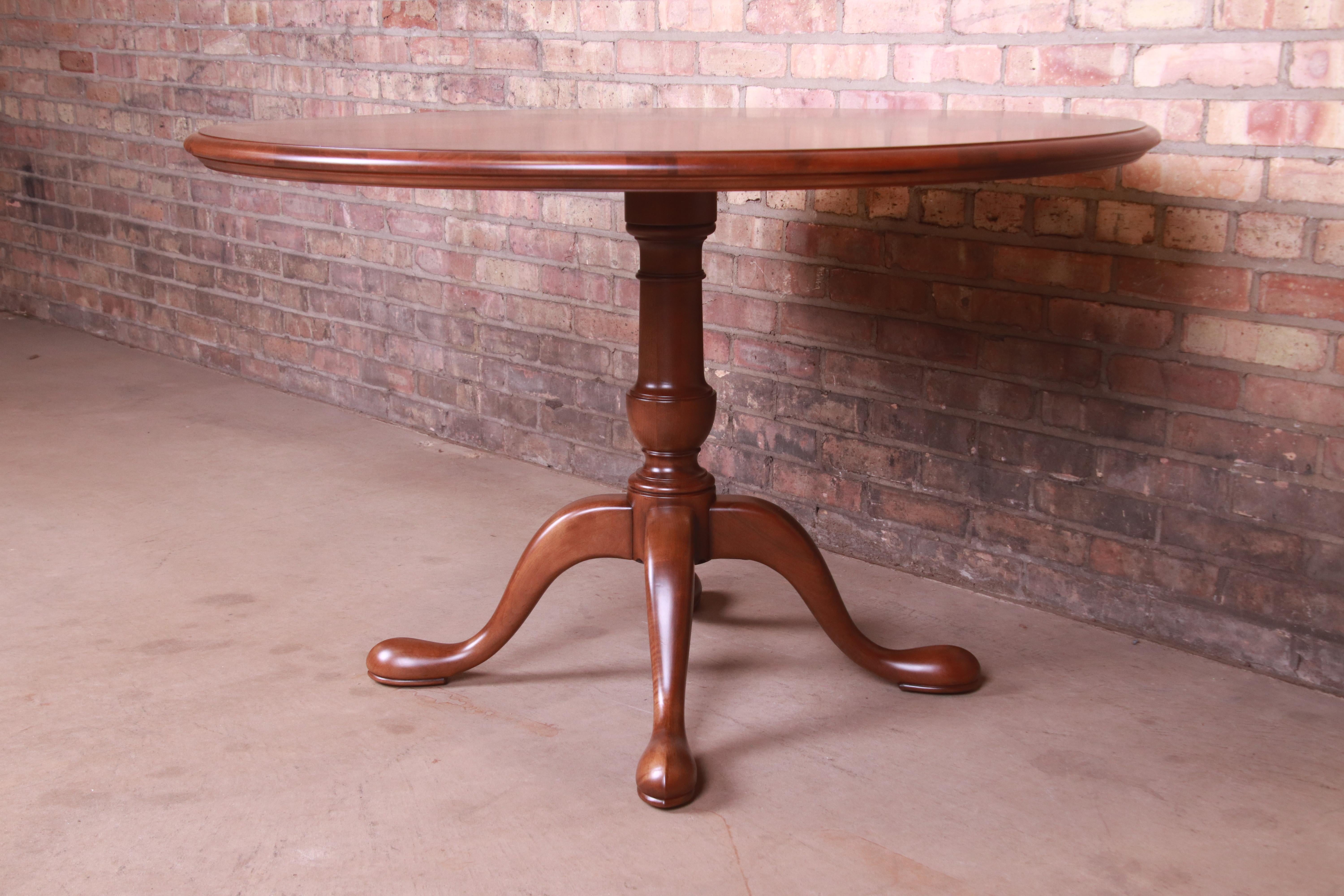 A beautiful Queen Anne style walnut round breakfast table, game table, or center table

By Baker Furniture

USA, Circa 1980s

Measures: 45