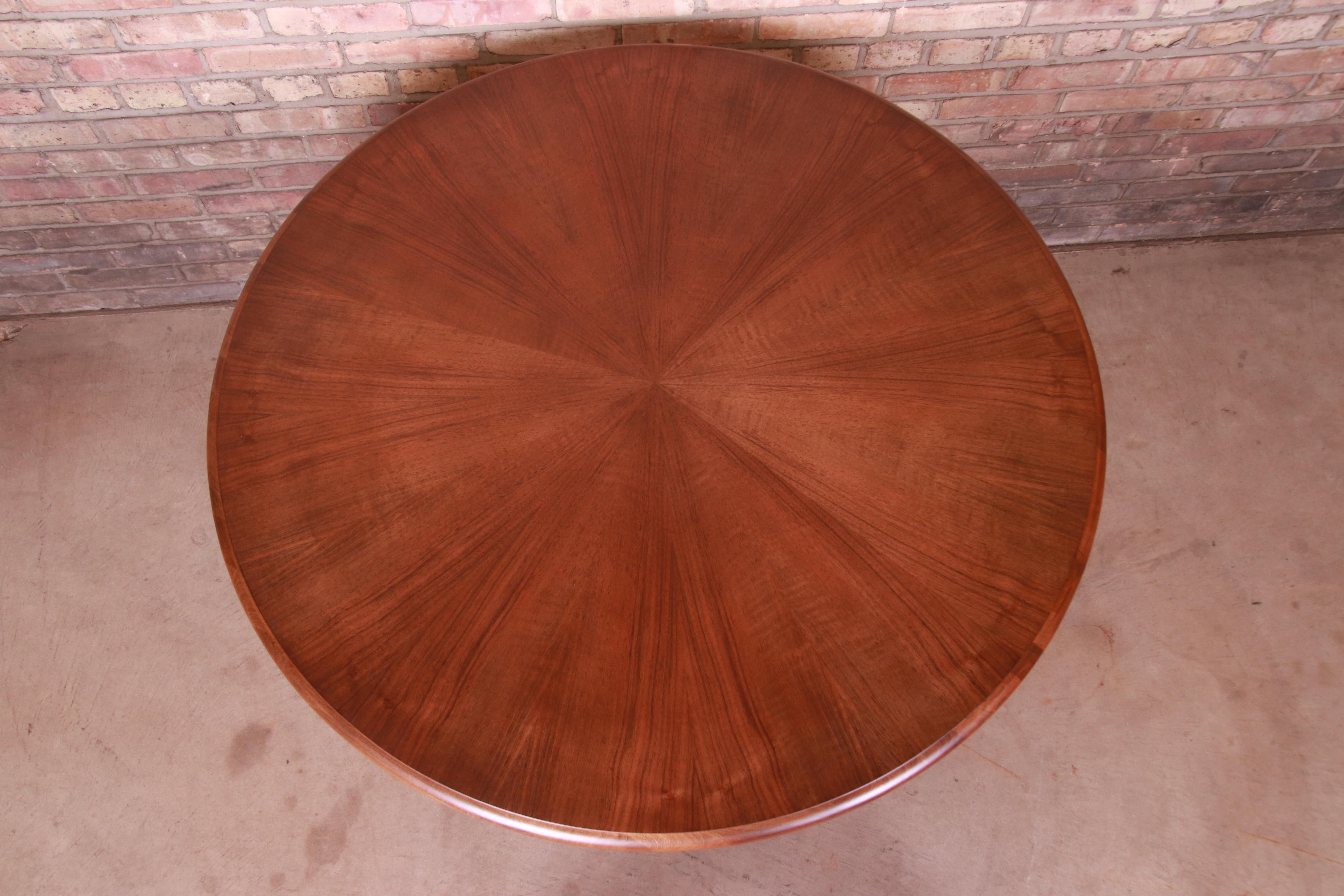 Baker Furniture Queen Anne Walnut Breakfast Table, Newly Refinished For Sale 1