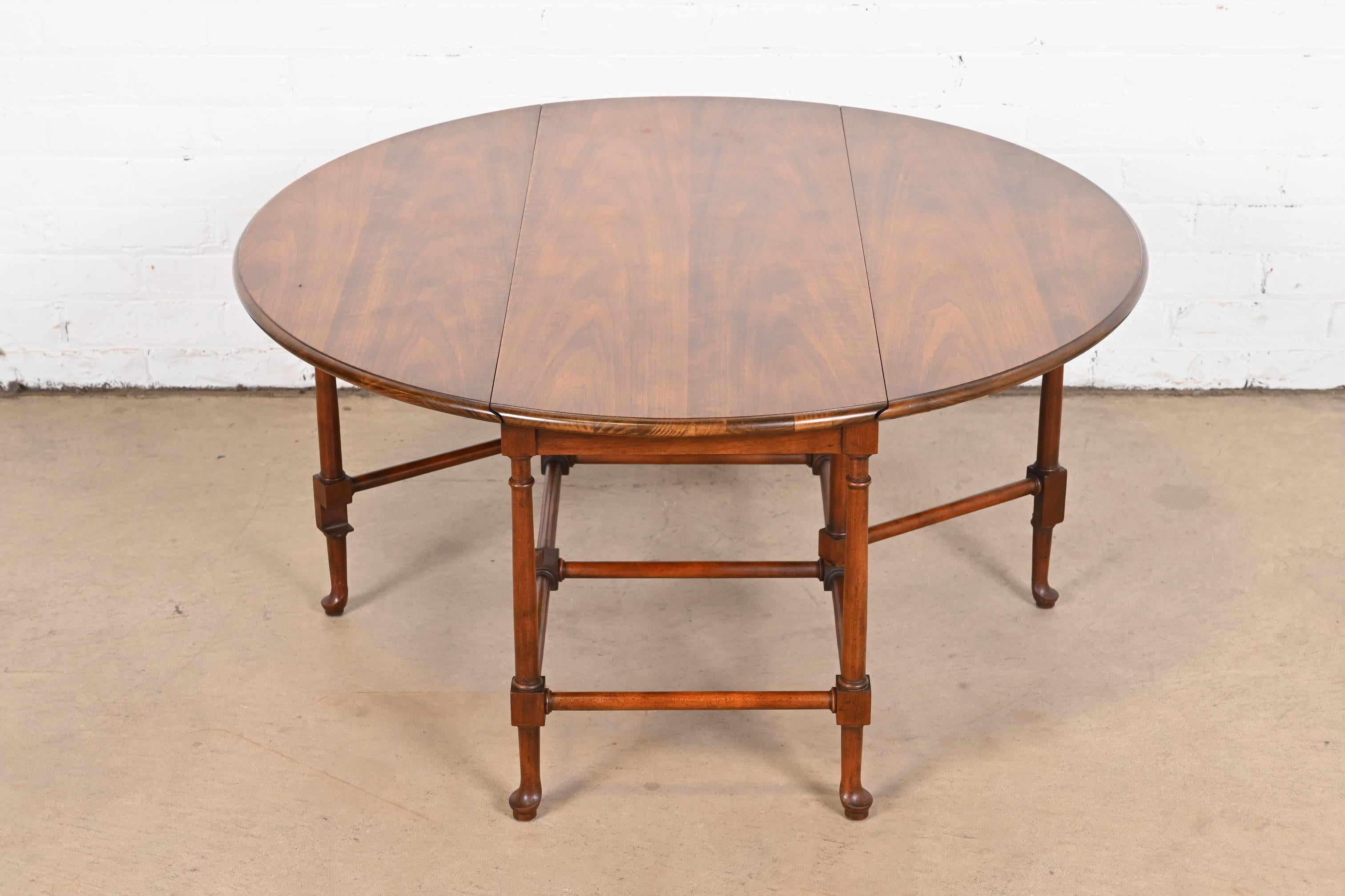 Magnifique table basse à abattant en noyer massif de style Reine Anne

Par Baker Furniture

USA, Circa 1980

Mesures : 38 