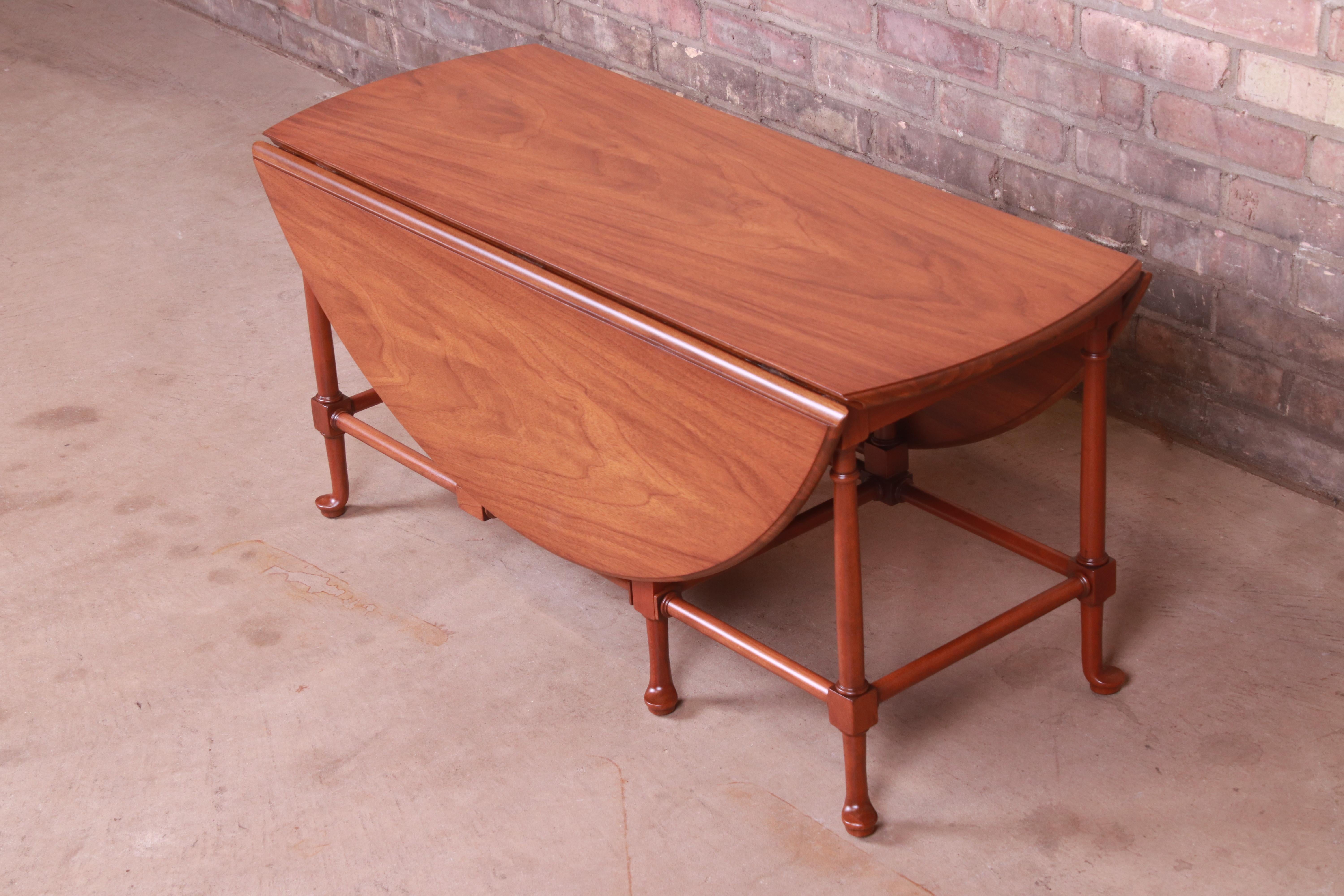 A gorgeous Queen Anne style walnut drop leaf coffee table

By Baker Furniture

USA, Late 20th Century

Measures: 38