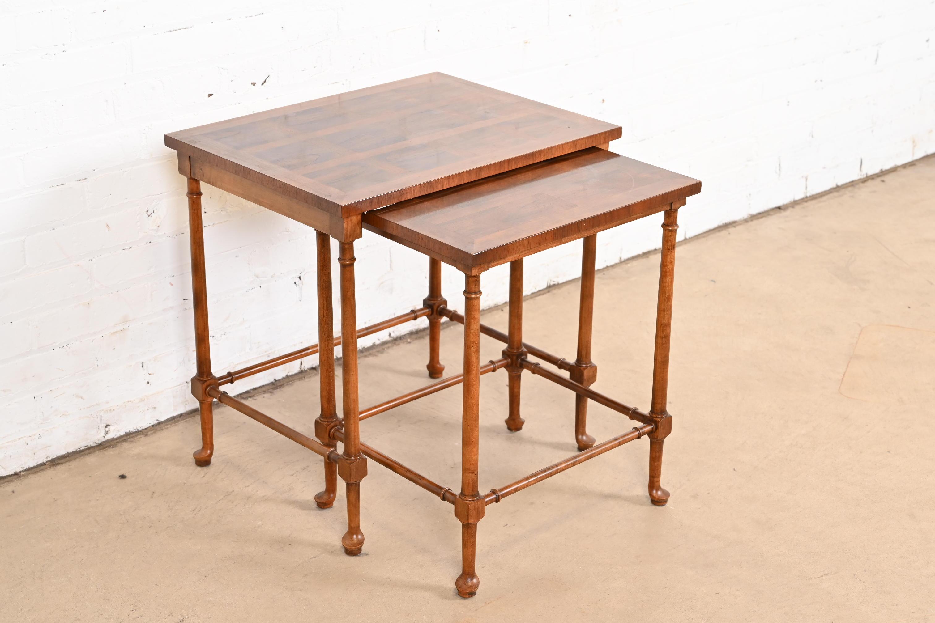 Ein wunderschönes Set aus zwei Beistelltischen im Queen Anne- oder Regency-Stil

Von Baker Furniture

USA, ca. 1980er Jahre

Geschnitzter Nussbaum, mit genopptem Nussbaumparkett.

Maßnahmen:
Tisch 1: 22 