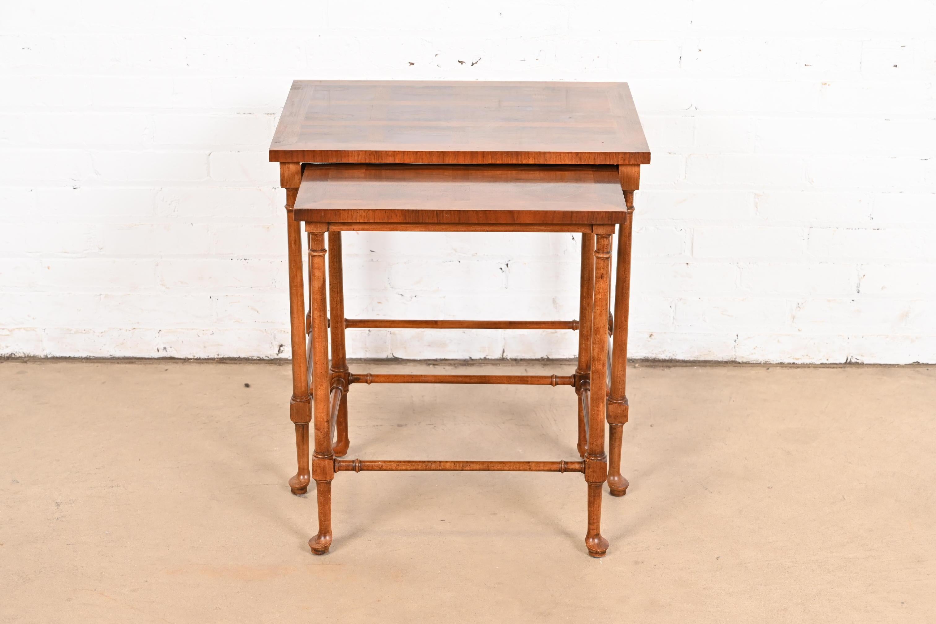 Baker Furniture Queen Anne Schachteltische aus Nussbaumholz, Zweier-Set im Zustand „Gut“ im Angebot in South Bend, IN