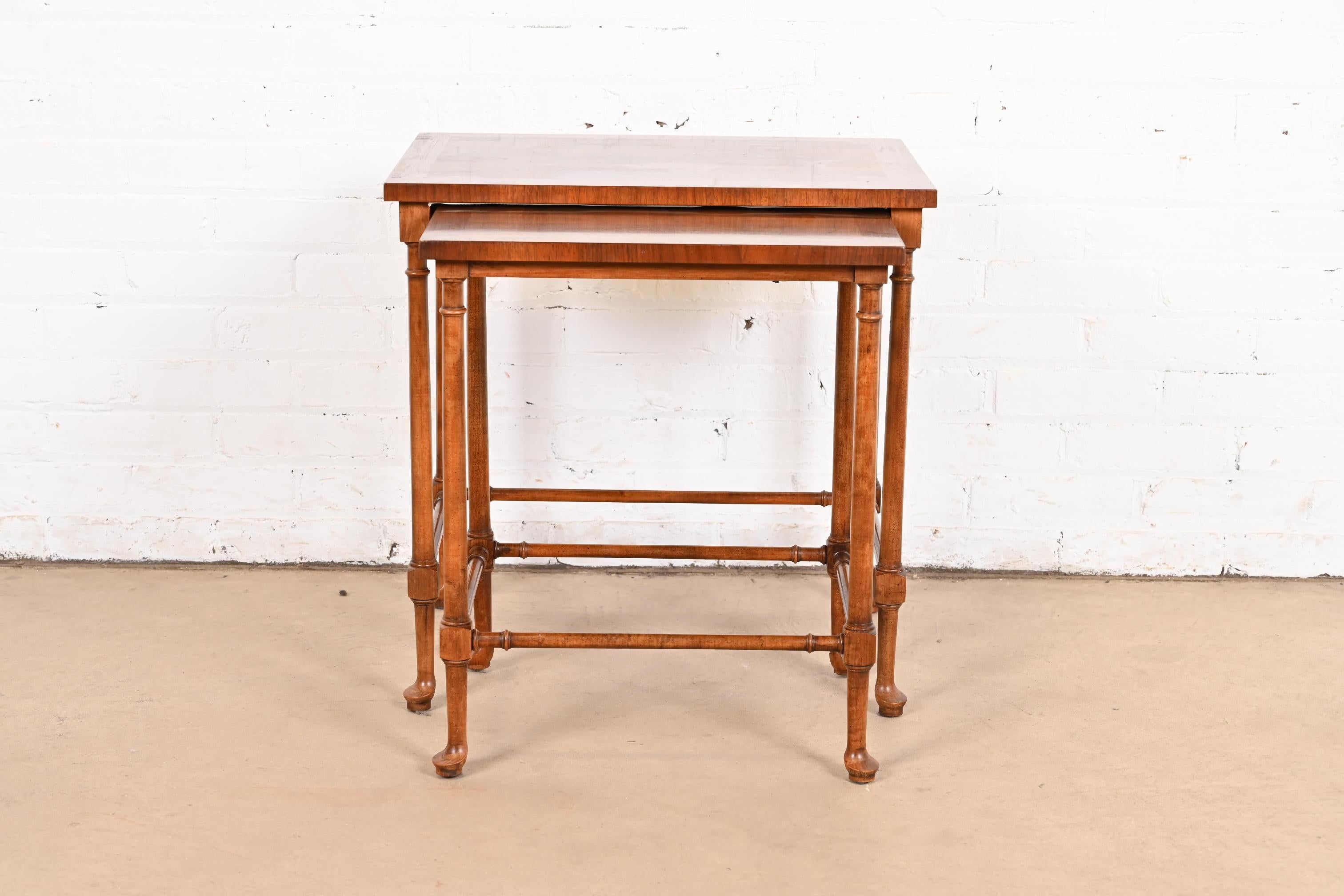 Baker Furniture Queen Anne Schachteltische aus Nussbaumholz, Zweier-Set (Ende des 20. Jahrhunderts) im Angebot