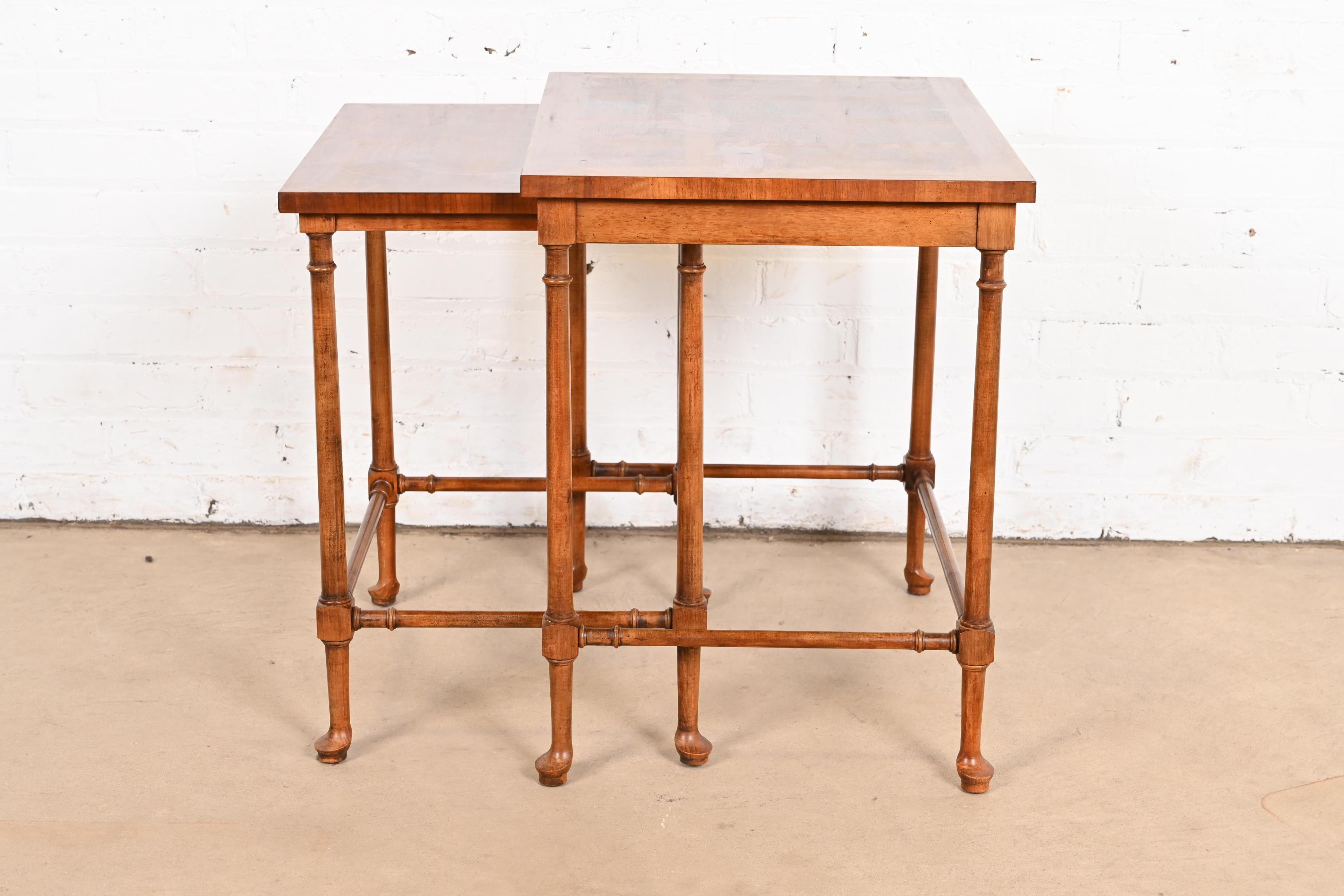 Baker Furniture Queen Anne Schachteltische aus Nussbaumholz, Zweier-Set (Walnuss) im Angebot
