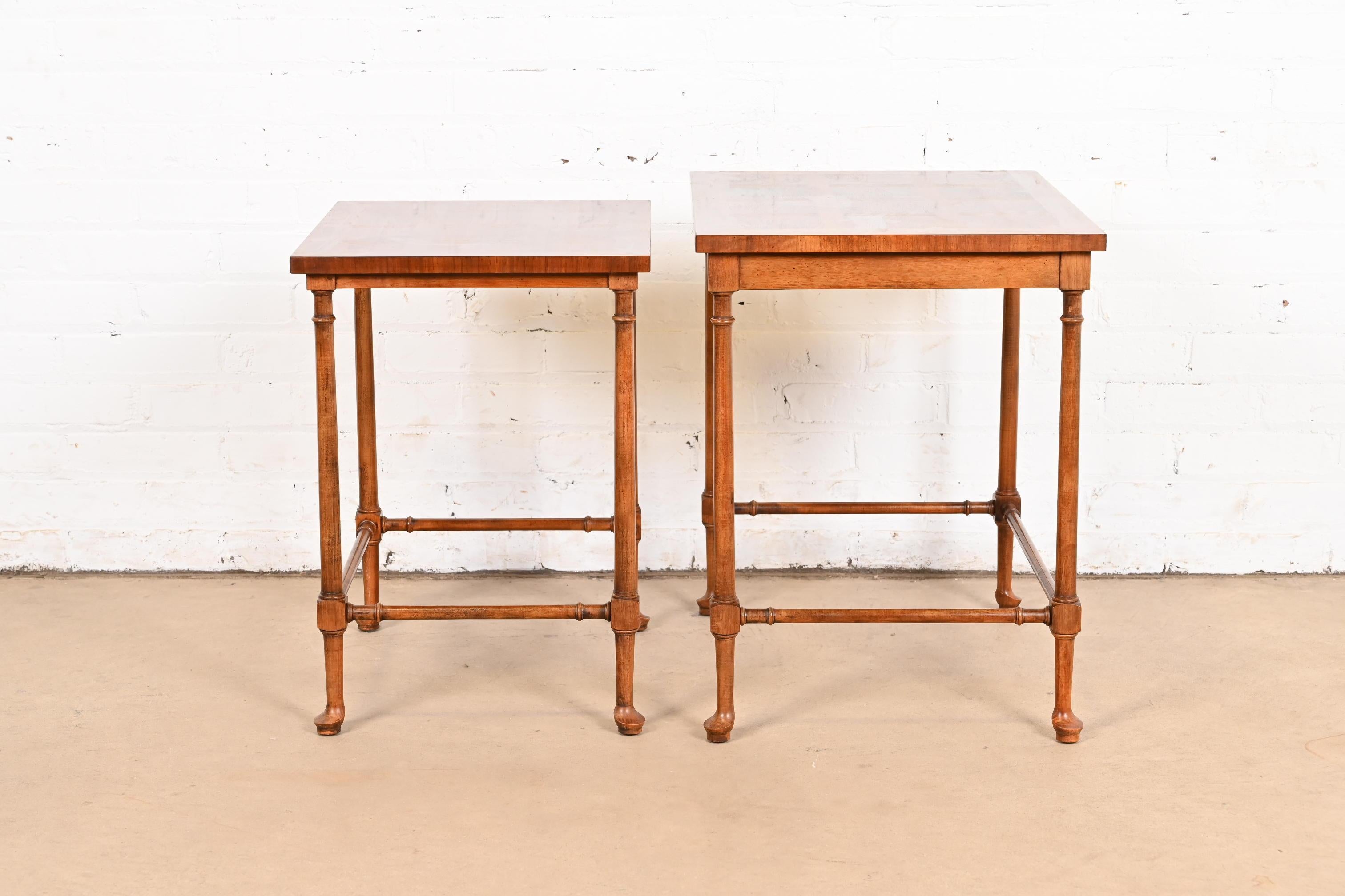 Baker Furniture Queen Anne Schachteltische aus Nussbaumholz, Zweier-Set im Angebot 1