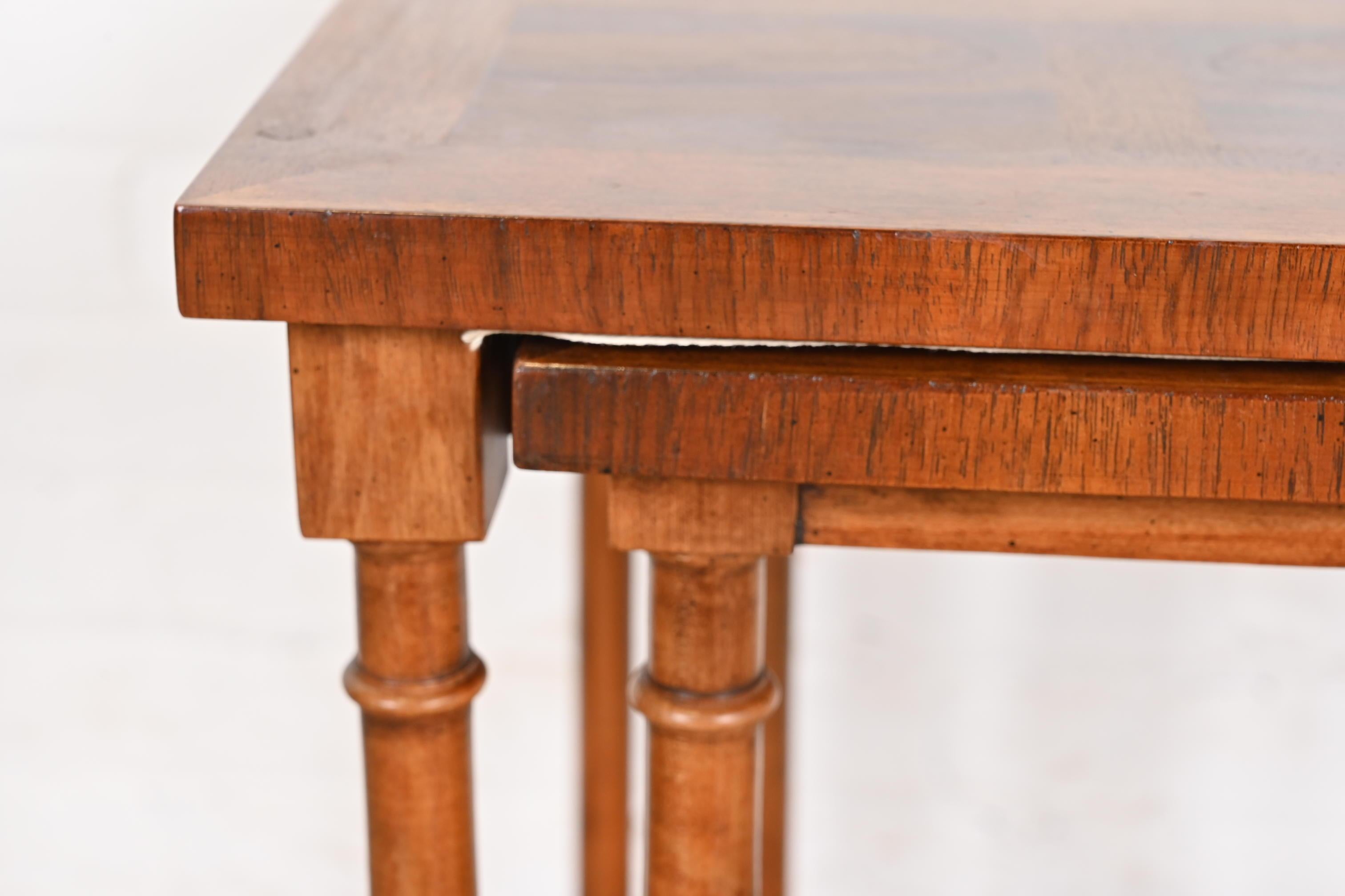 Baker Furniture Queen Anne Schachteltische aus Nussbaumholz, Zweier-Set im Angebot 3