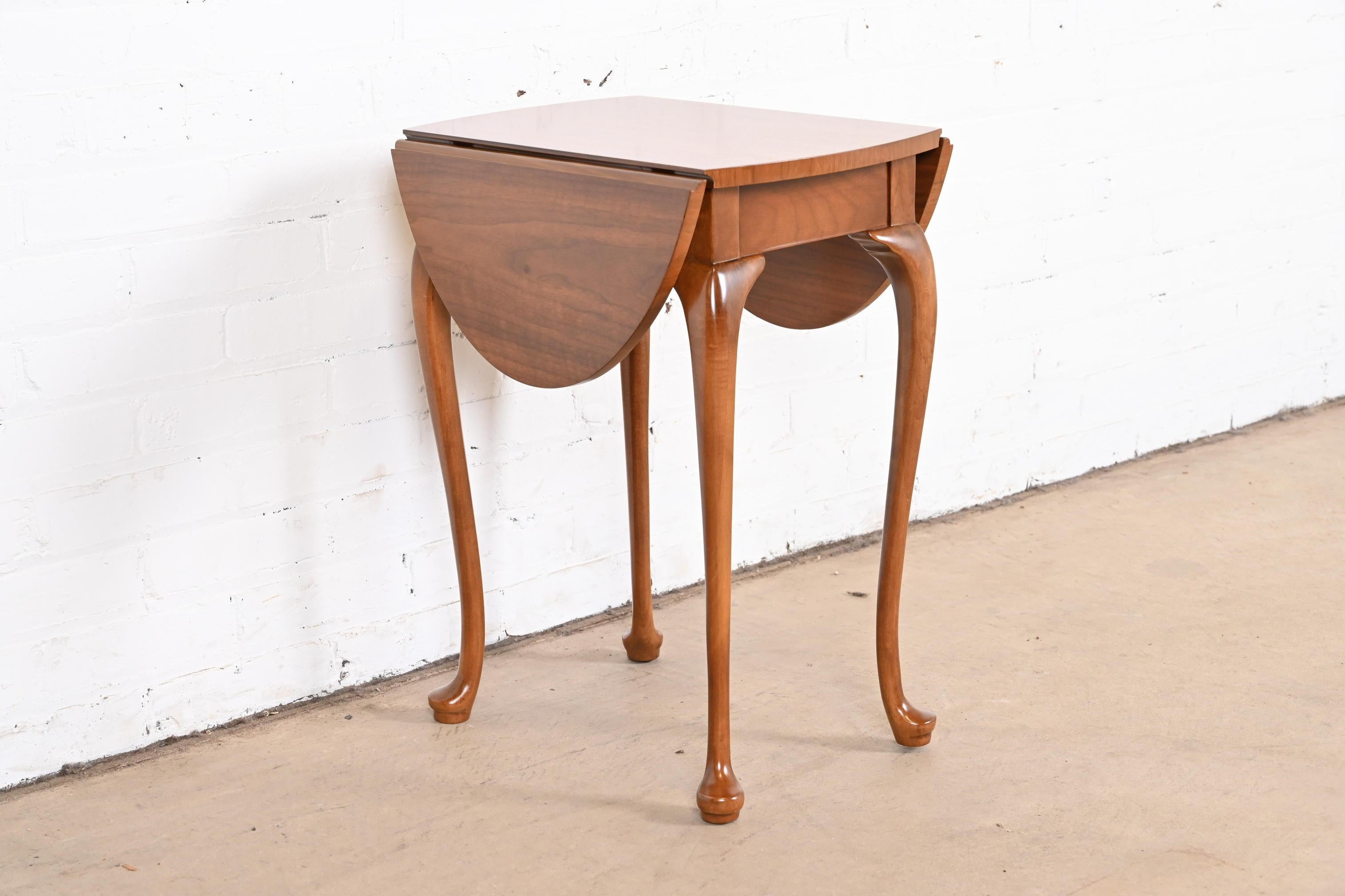 Baker Furniture, klappbarer Queen Anne-Teetisch aus Nussbaumholz, neu lackiert im Angebot 8