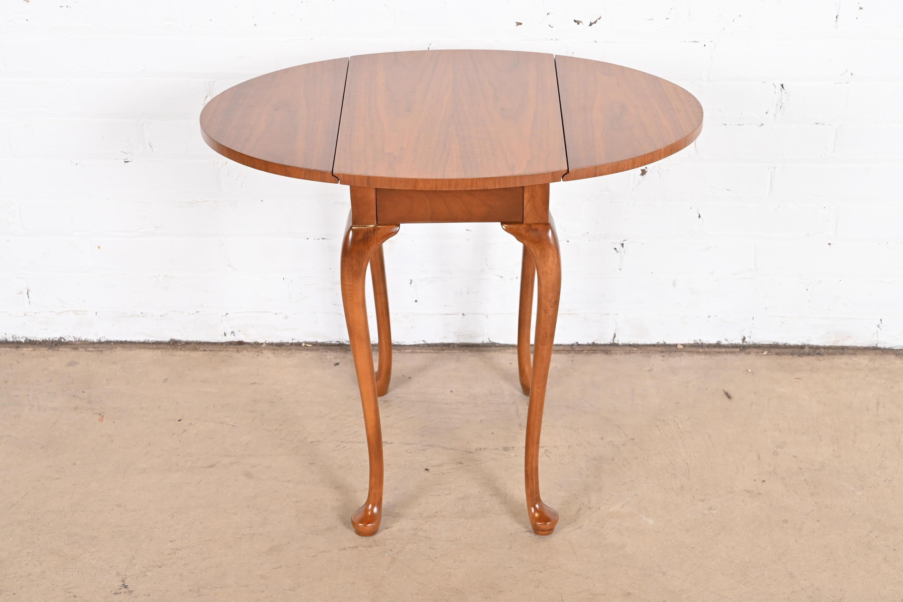 A gorgeous Queen Anne style solid walnut drop leaf tea table or occasional side table

By Baker Furniture

USA, circa 1980s

Measures: 26.13