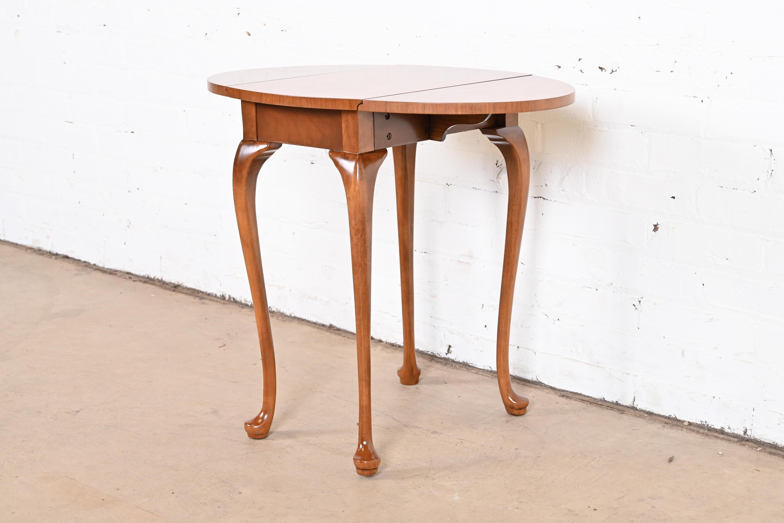 Baker Furniture Queen Anne Walnut Petite Drop Leaf Tea Table, Newly Refinished In Good Condition For Sale In South Bend, IN