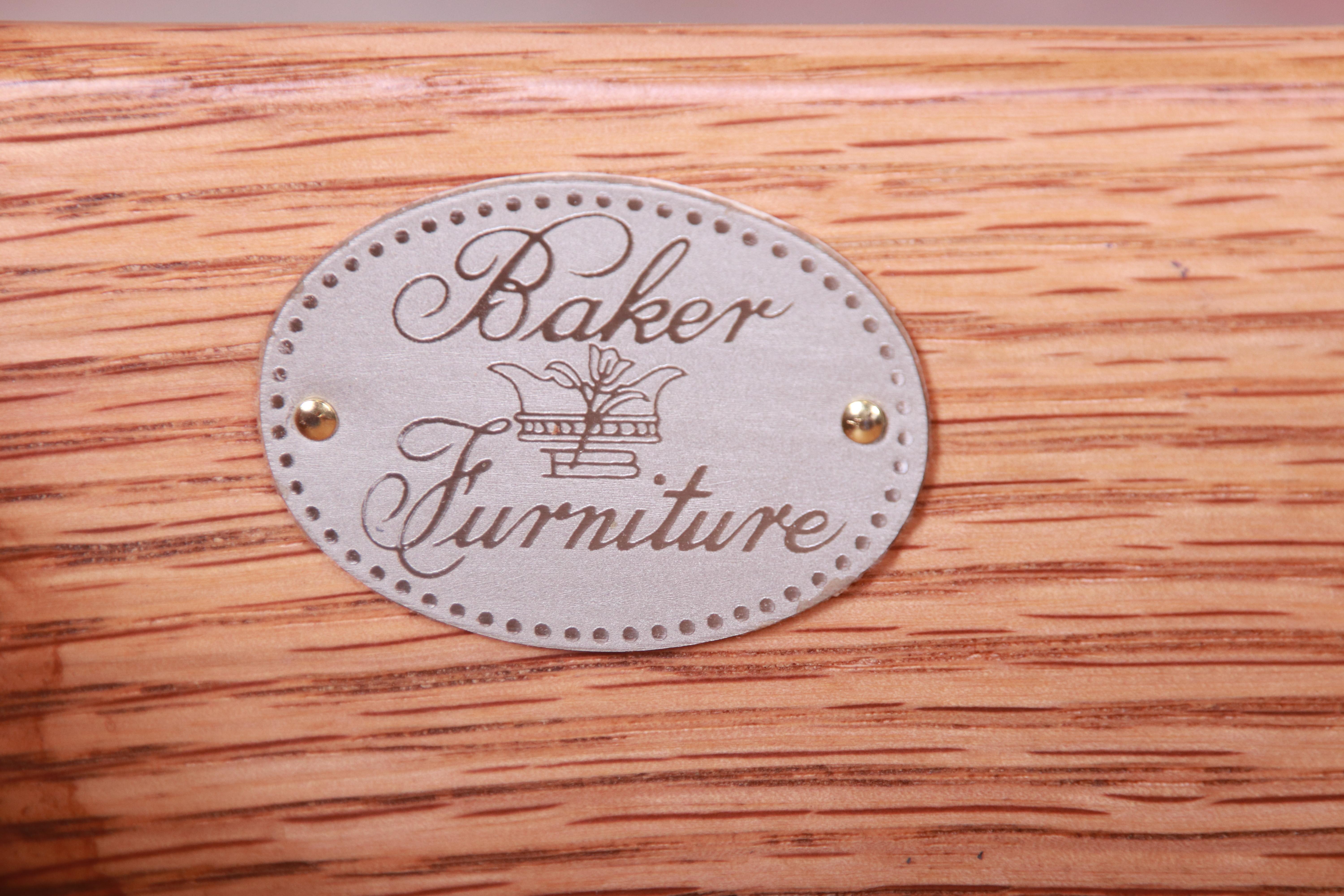 Baker Furniture Queen Anne-Teetisch aus Nussbaumholz, neu lackiert im Angebot 9