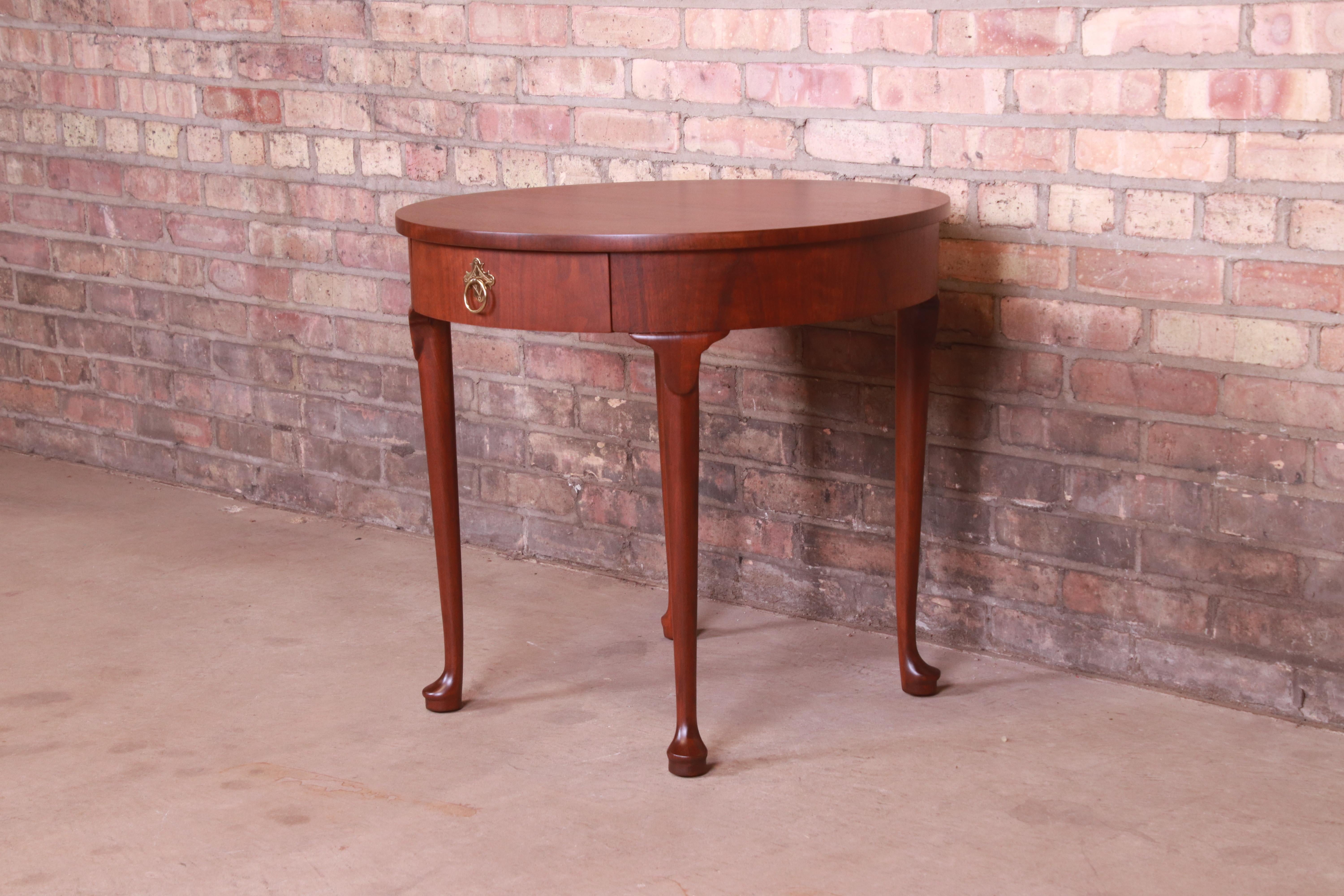 Magnifique table d'appoint ou table à thé de style Queen Anne

Par Baker Furniture

États-Unis, vers les années 1980

Noyer, avec quincaillerie originale en laiton.

Mesures : 25.75 