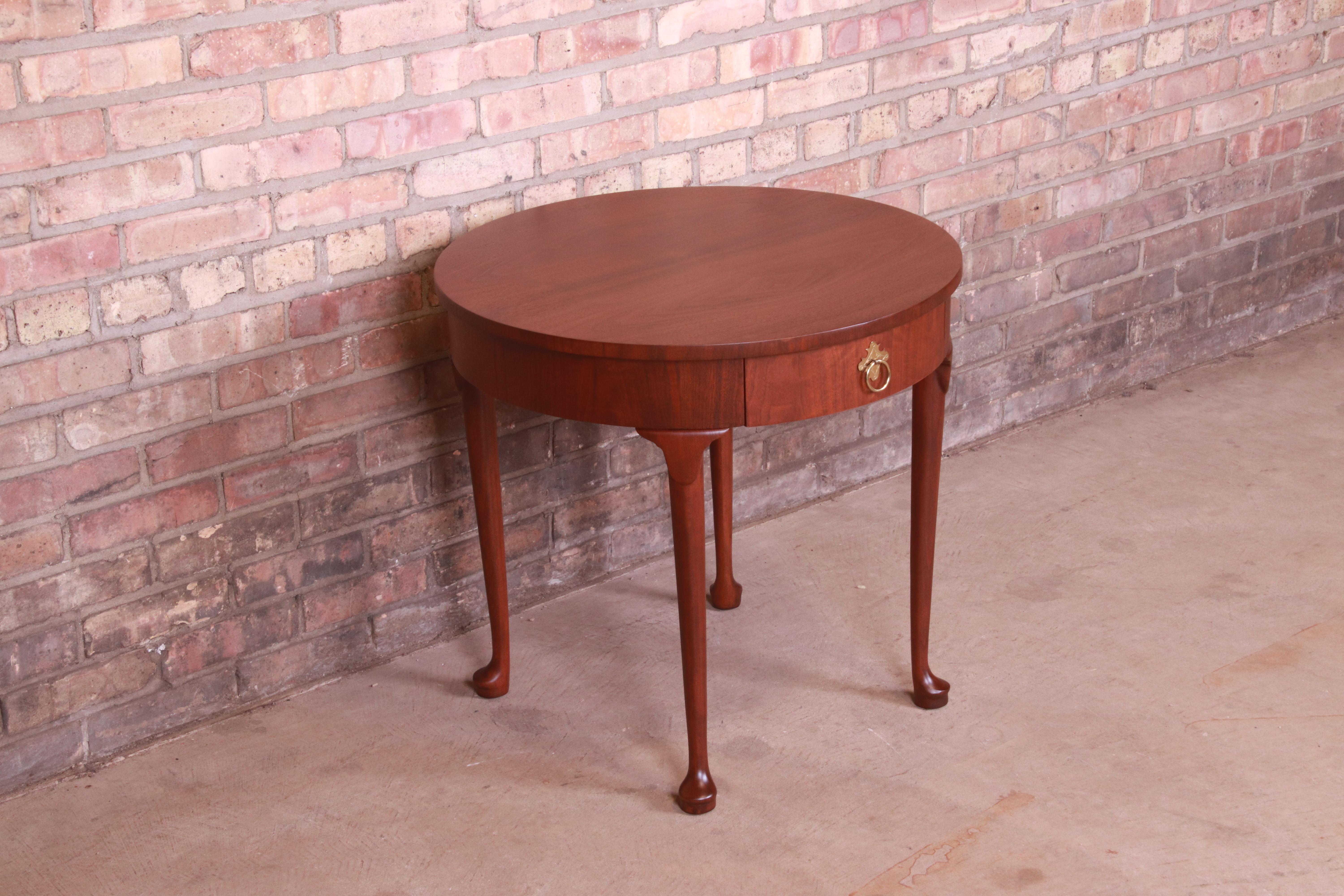 20ième siècle Table à thé en noyer Queen Anne de Baker Furniture, nouvellement revernie en vente