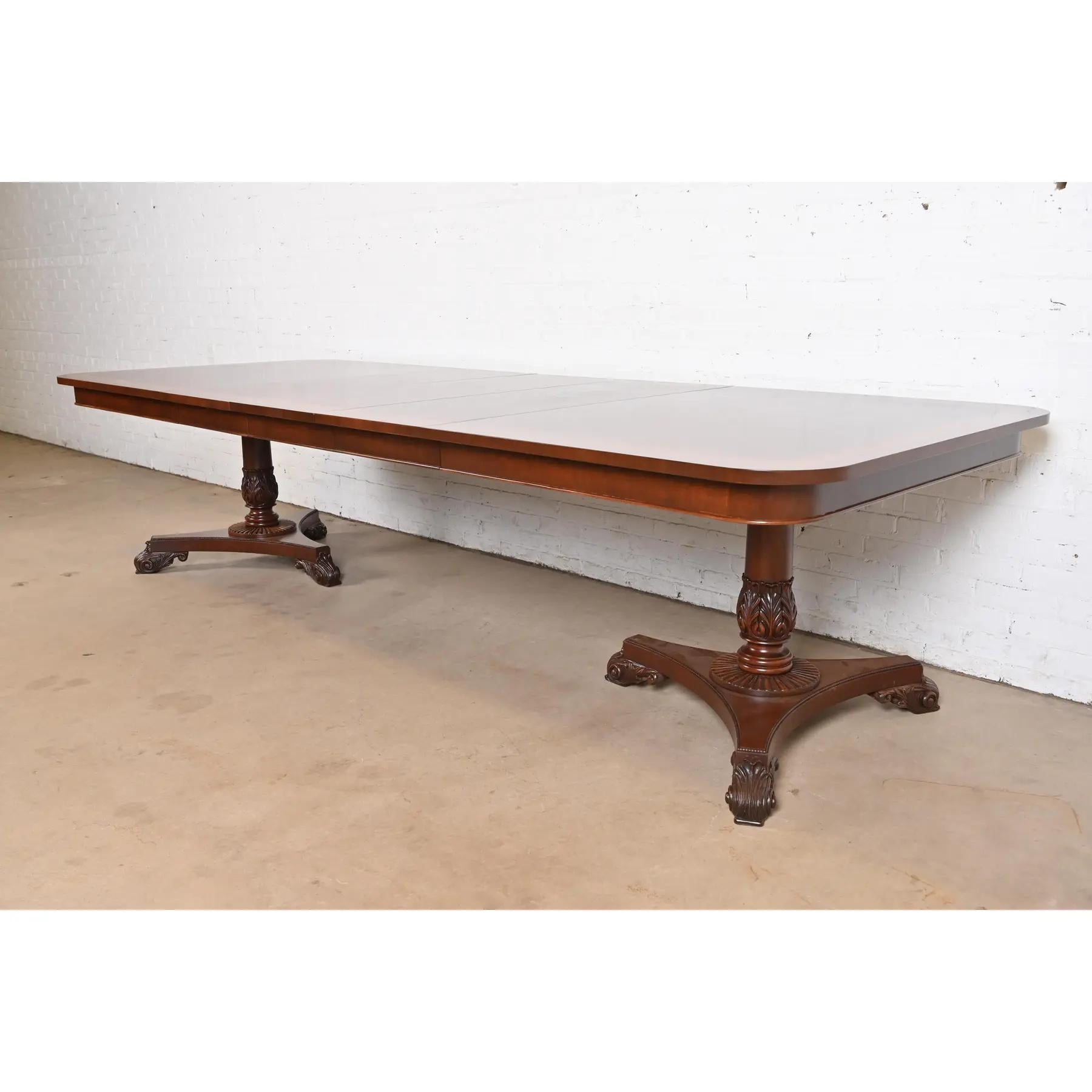 Baker Furniture Regency Banded Mahogany Double Dining Table, Newly Refinished Bon état - En vente à South Bend, IN