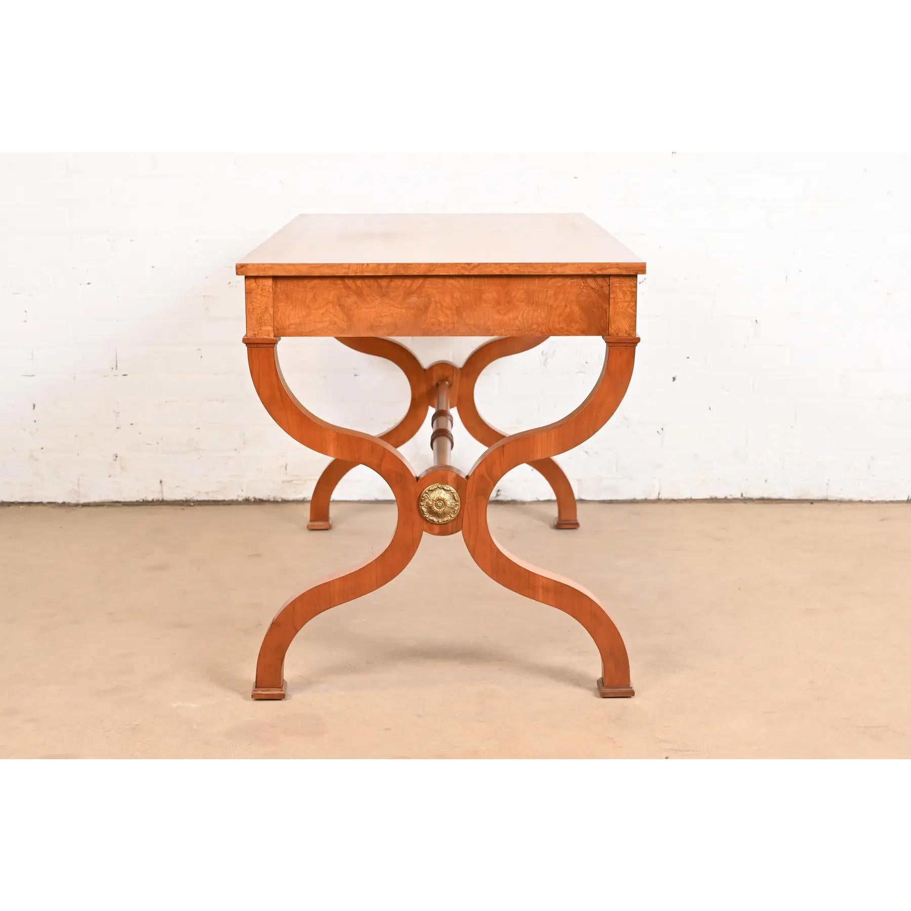 Baker Furniture Regency Wurzelholz-Schreibtisch oder Bibliothekstisch aus Wurzelholz, neu lackiert im Angebot 3