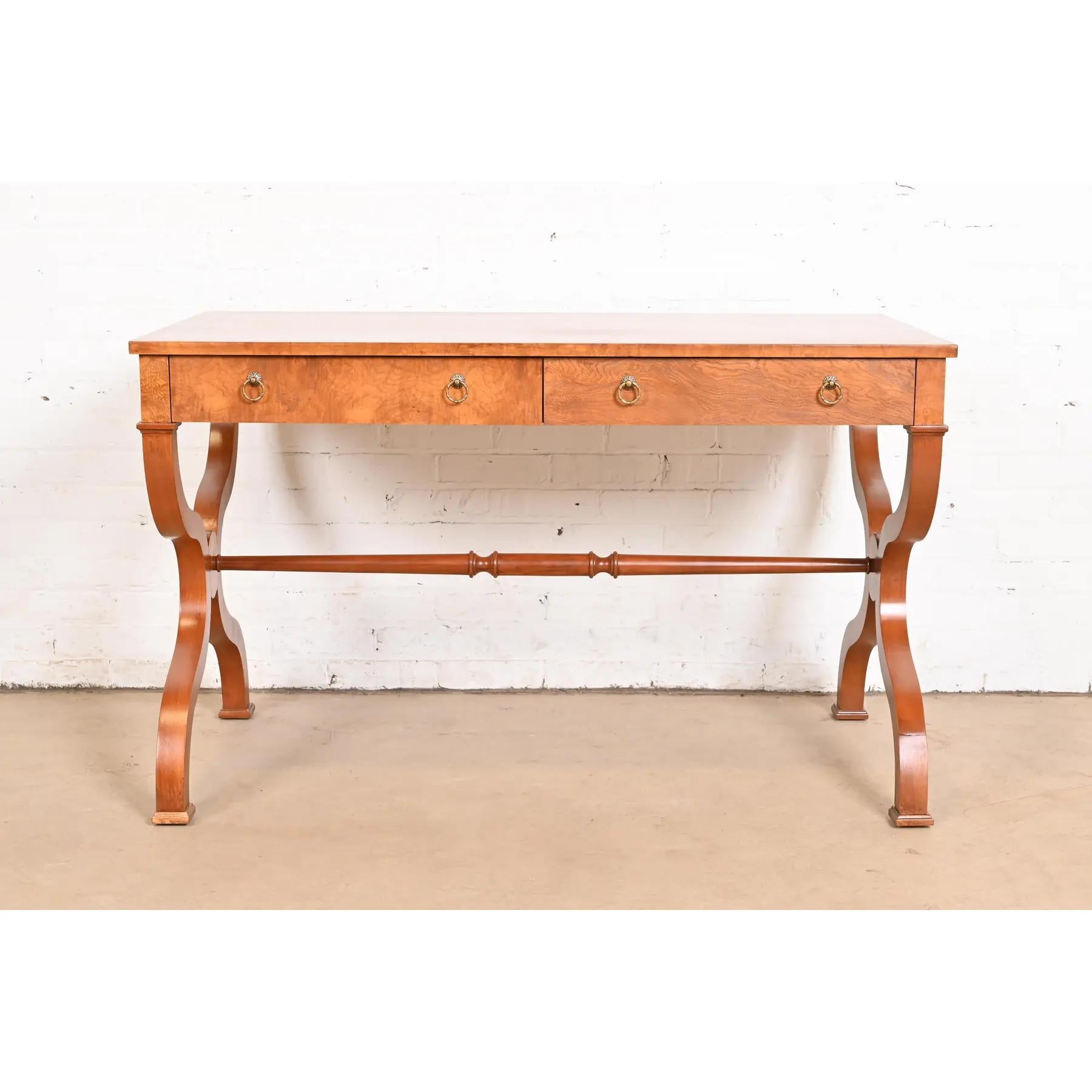 Baker Furniture Regency Wurzelholz-Schreibtisch oder Bibliothekstisch aus Wurzelholz, neu lackiert (Empire) im Angebot