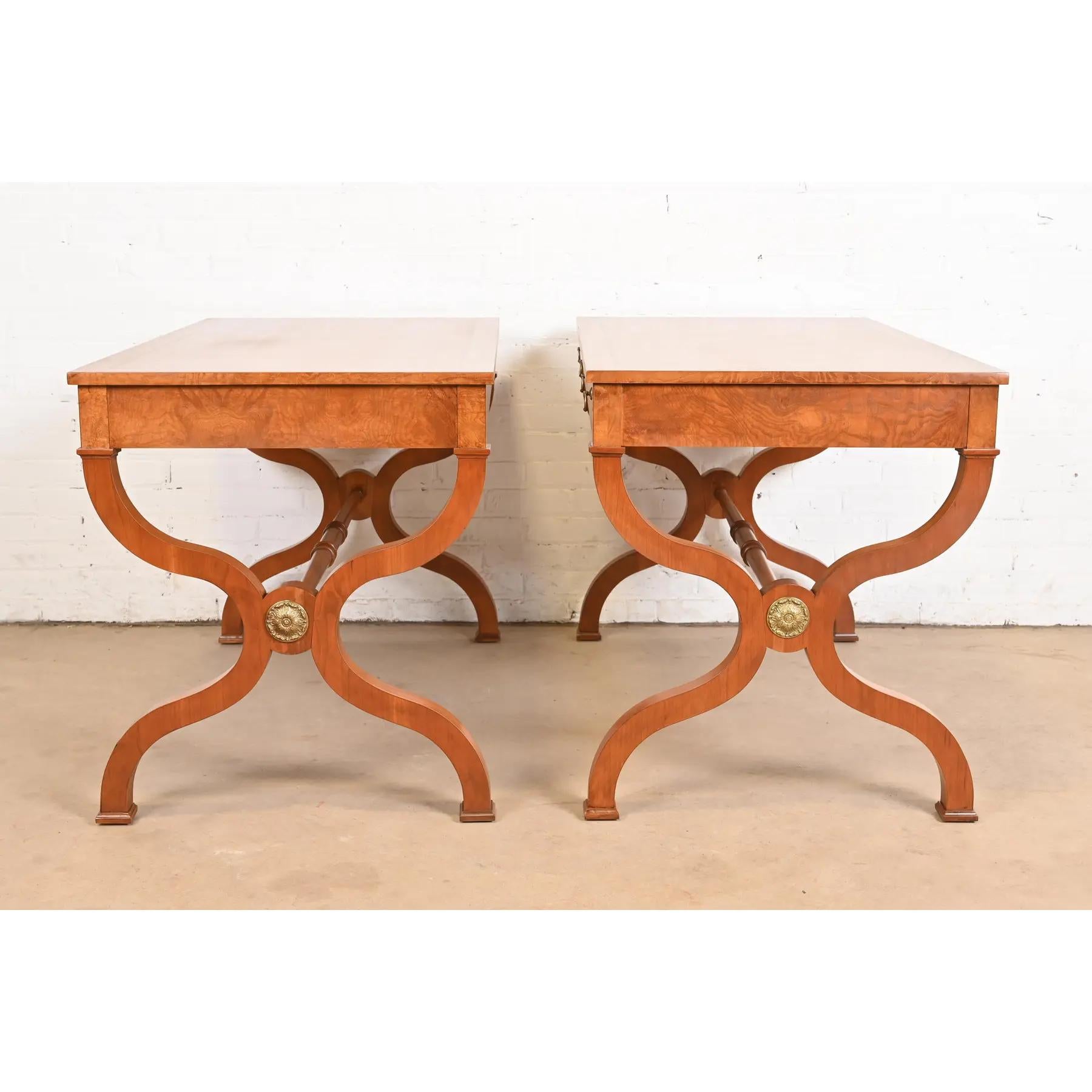 Baker Furniture Escritorios o Mesas de Biblioteca de Madera de Burl de la Regencia, Reacabados en venta 4