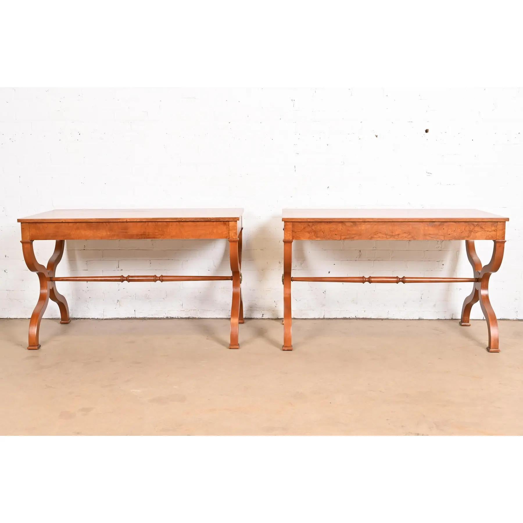Baker Furniture Escritorios o Mesas de Biblioteca de Madera de Burl de la Regencia, Reacabados en venta 5