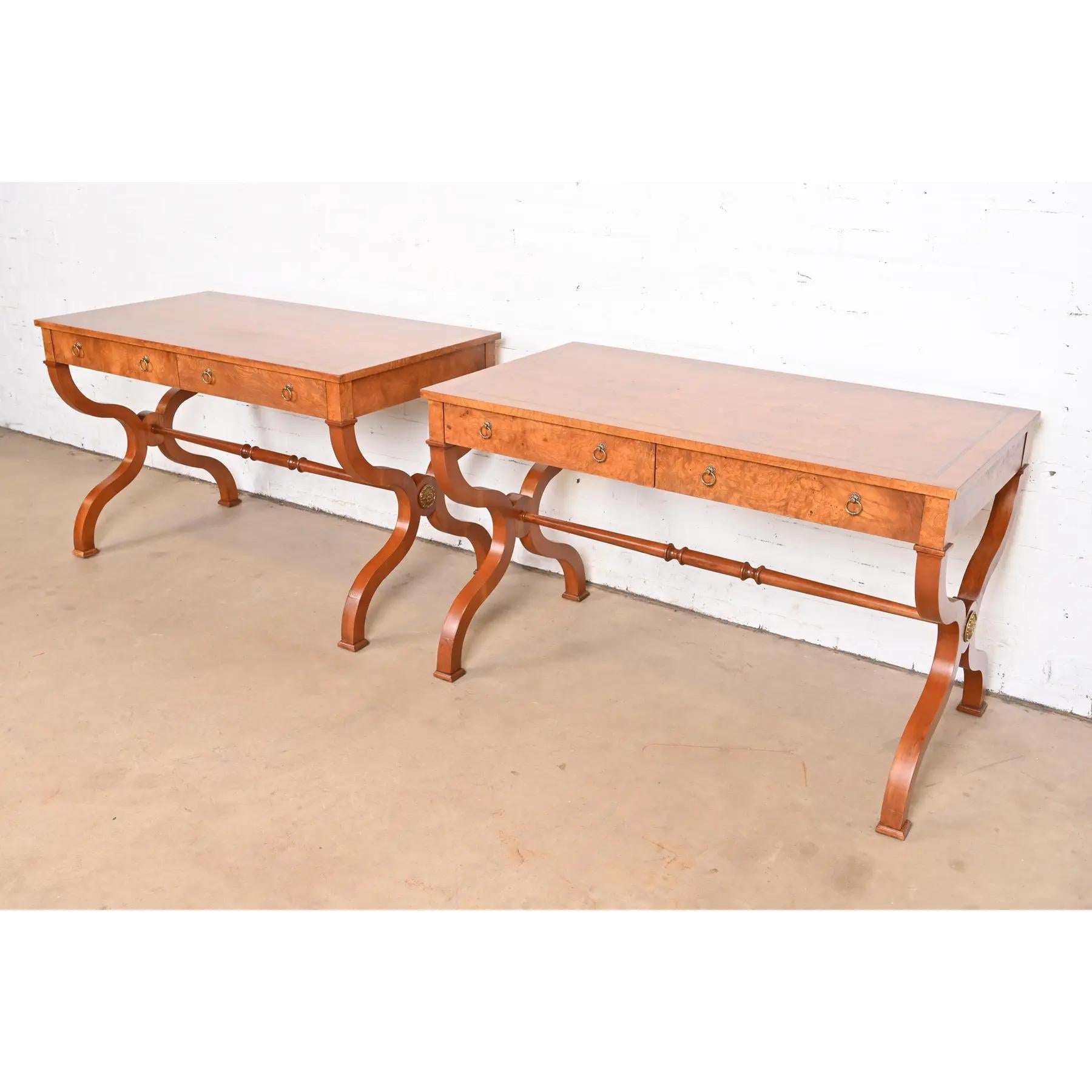 Un par excepcional de escritorios o mesas de biblioteca de estilo Regencia o Neoclásico

Por Baker Furniture

EE.UU., alrededor de 1980

Precioso nogal burilado, con herrajes originales de latón.

Cada una mide 48