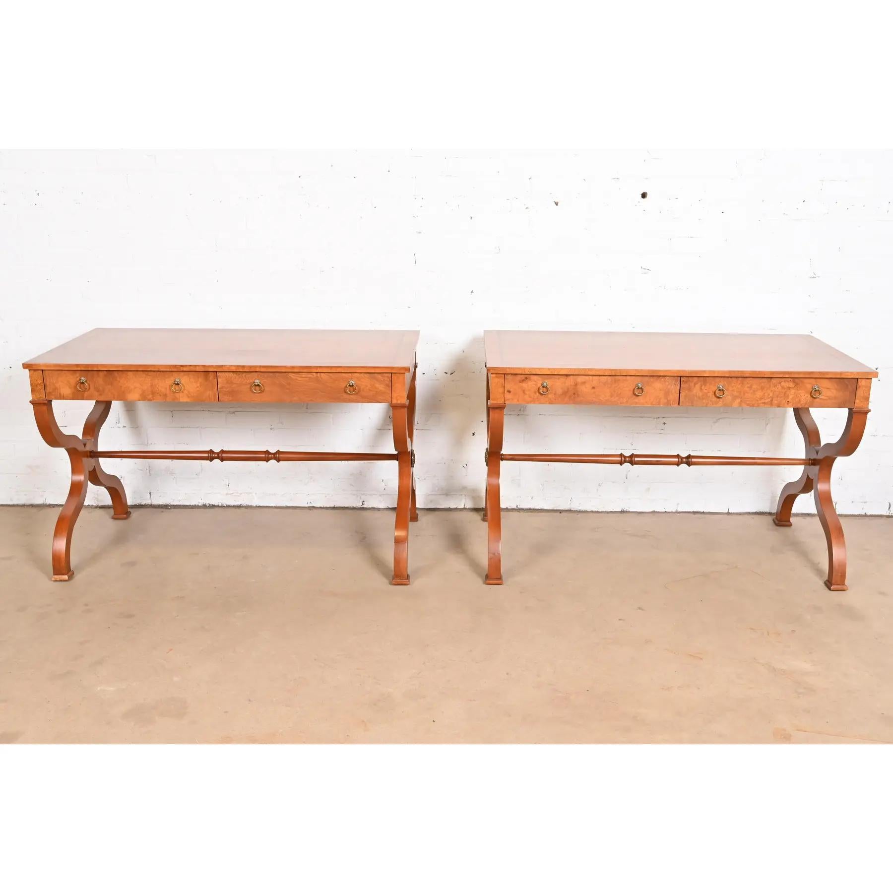 Baker Furniture Escritorios o Mesas de Biblioteca de Madera de Burl de la Regencia, Reacabados Estadounidense en venta