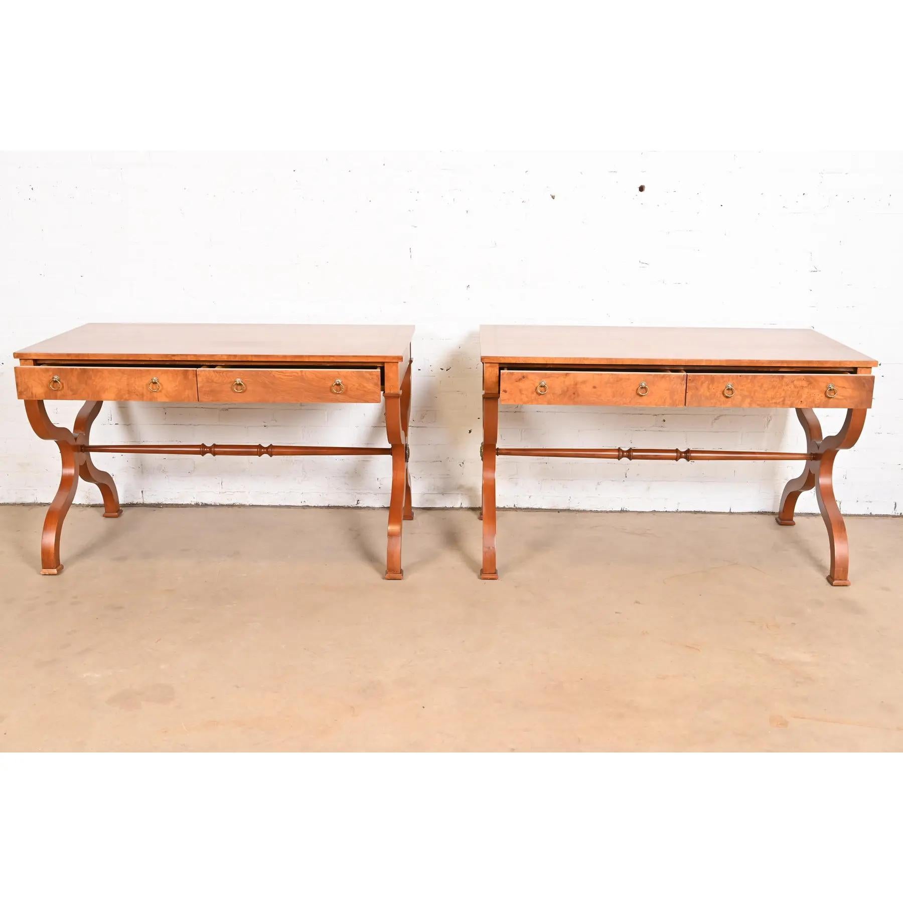 Baker Furniture Escritorios o Mesas de Biblioteca de Madera de Burl de la Regencia, Reacabados finales del siglo XX en venta