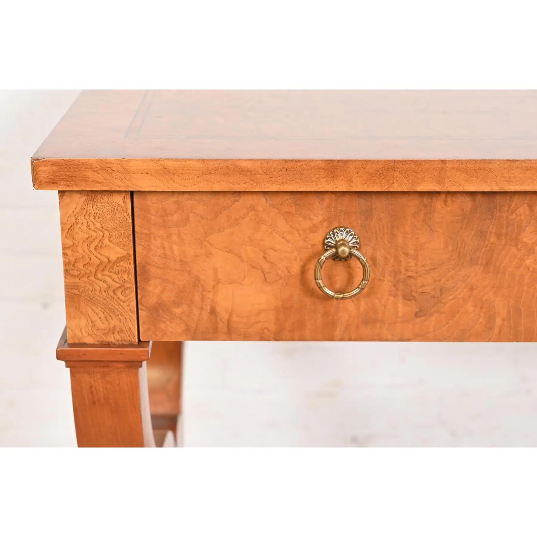 Baker Furniture Escritorios o Mesas de Biblioteca de Madera de Burl de la Regencia, Reacabados Latón en venta
