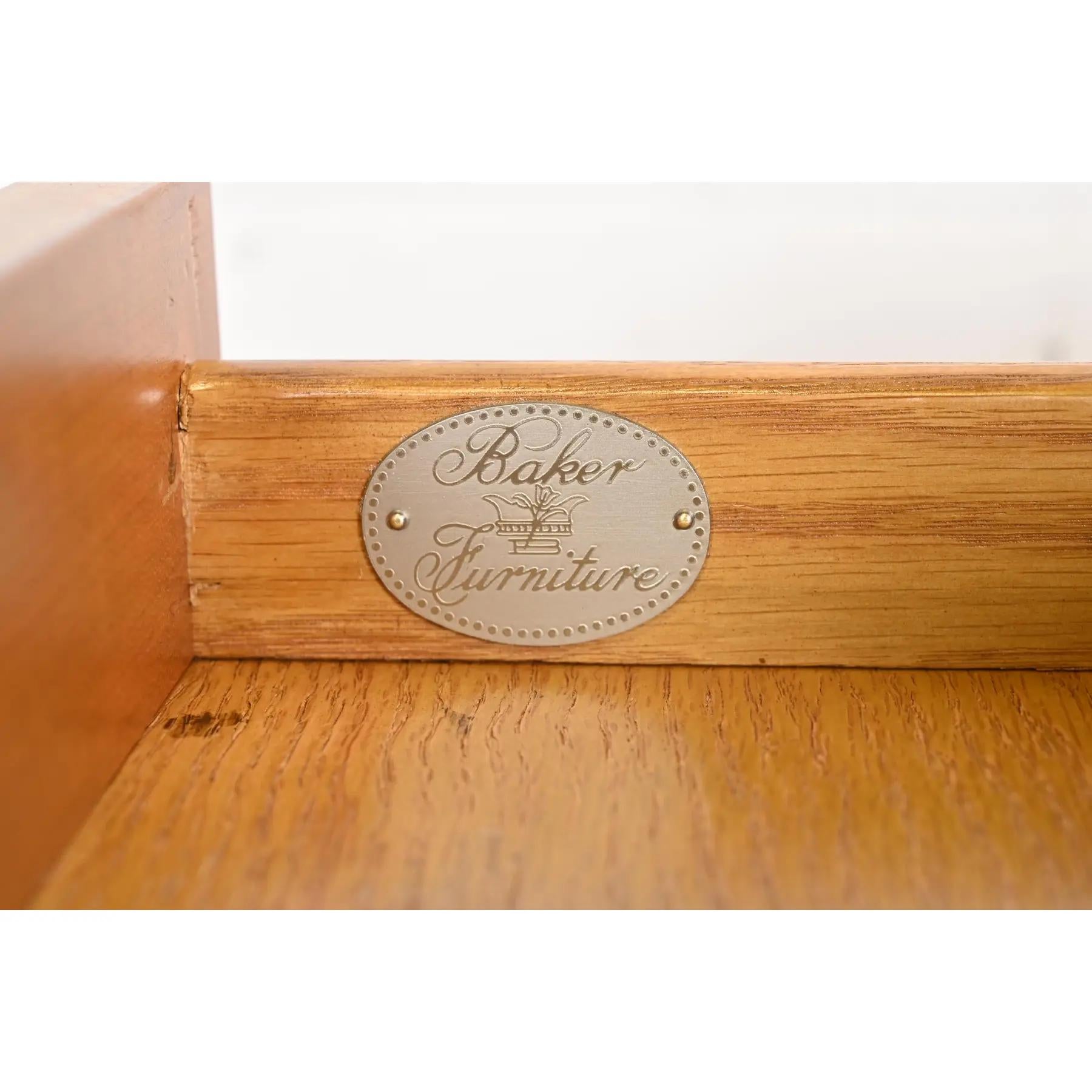 Baker Furniture Escritorios o Mesas de Biblioteca de Madera de Burl de la Regencia, Reacabados en venta 1