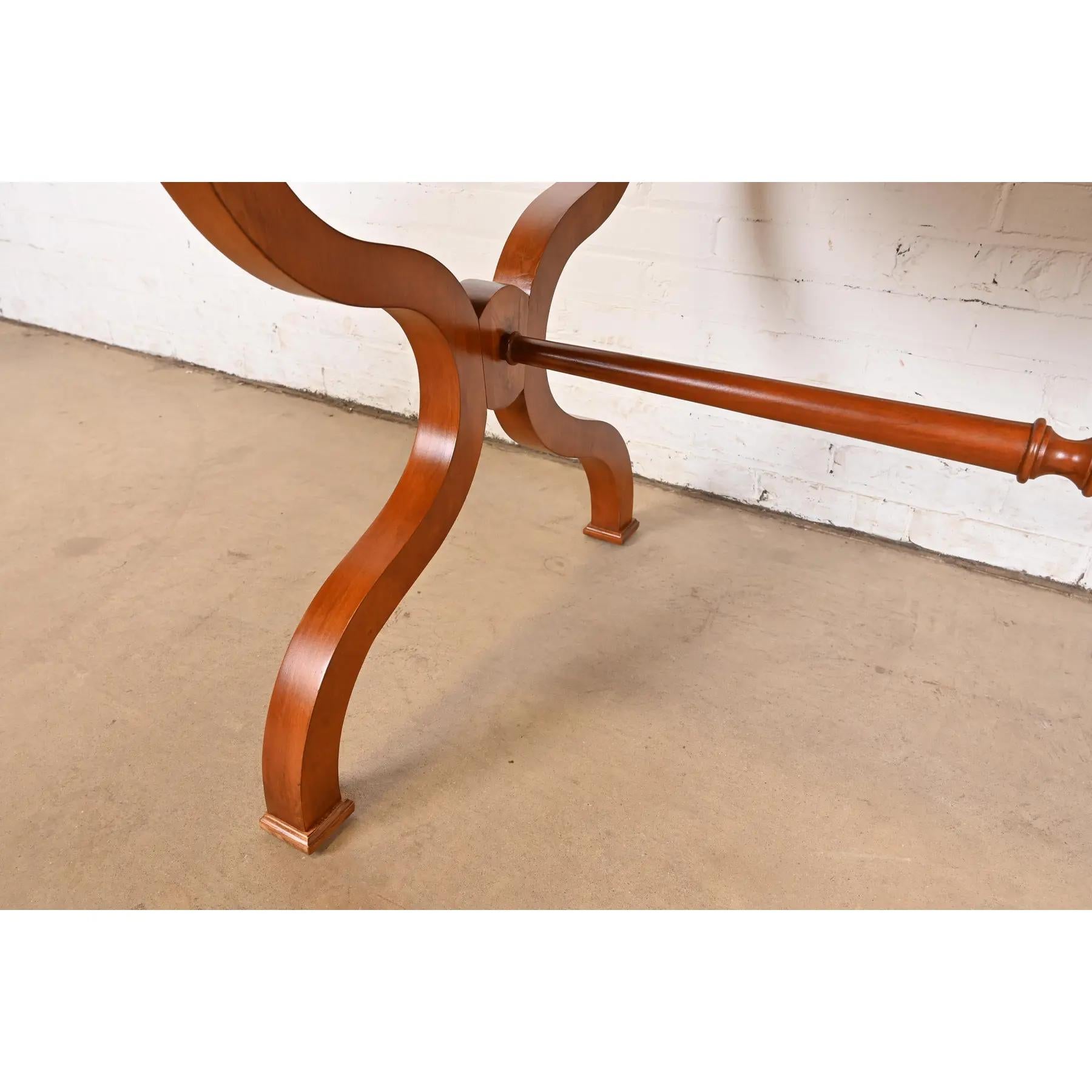 Baker Furniture Escritorios o Mesas de Biblioteca de Madera de Burl de la Regencia, Reacabados en venta 2