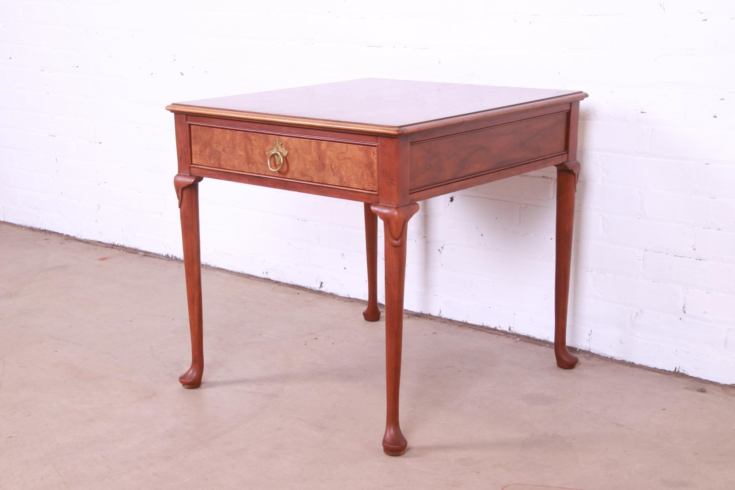 20ième siècle Table à thé Regency en ronce de noyer de Baker Furniture en vente