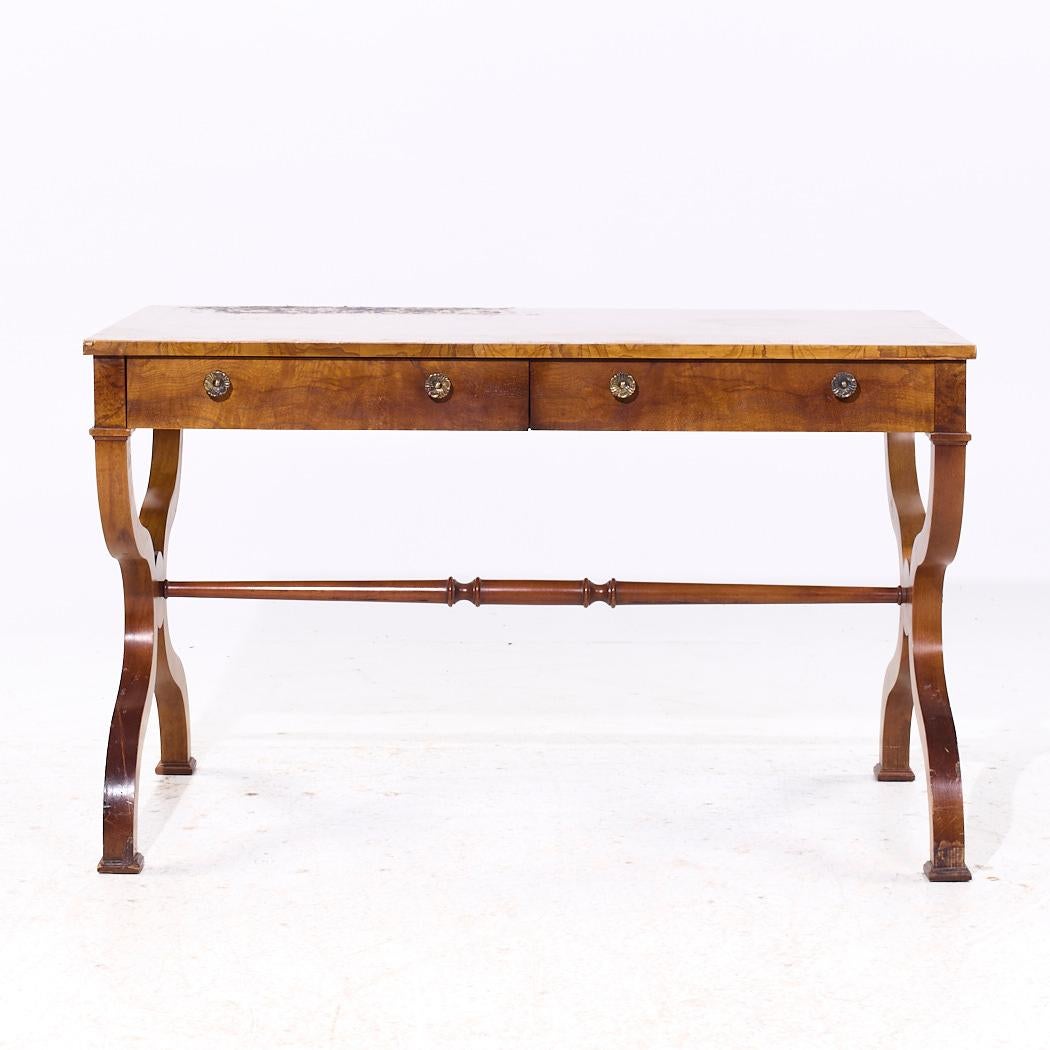 Baker Furniture Regency-Schreibtisch aus Wurzelholz

Dieser Schreibtisch misst: 48 breit x 26 tief x 29,5 hoch, mit einem Stuhl Abstand von 24,5 Zoll

Wir machen unsere Fotos in einem Studio mit kontrollierter Beleuchtung, um so viele Details wie
