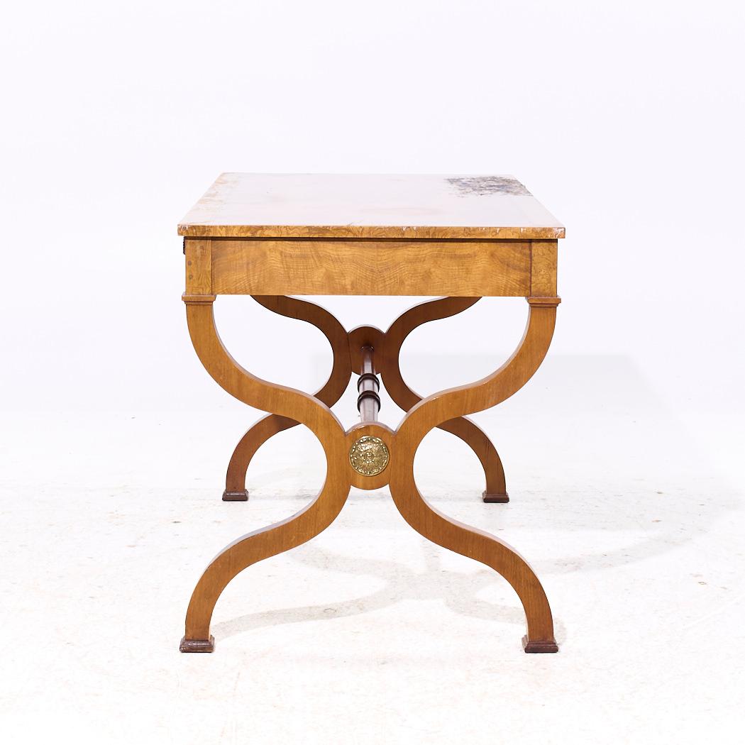 Baker Furniture Regency-Schreibtisch aus Wurzelholz (amerikanisch) im Angebot
