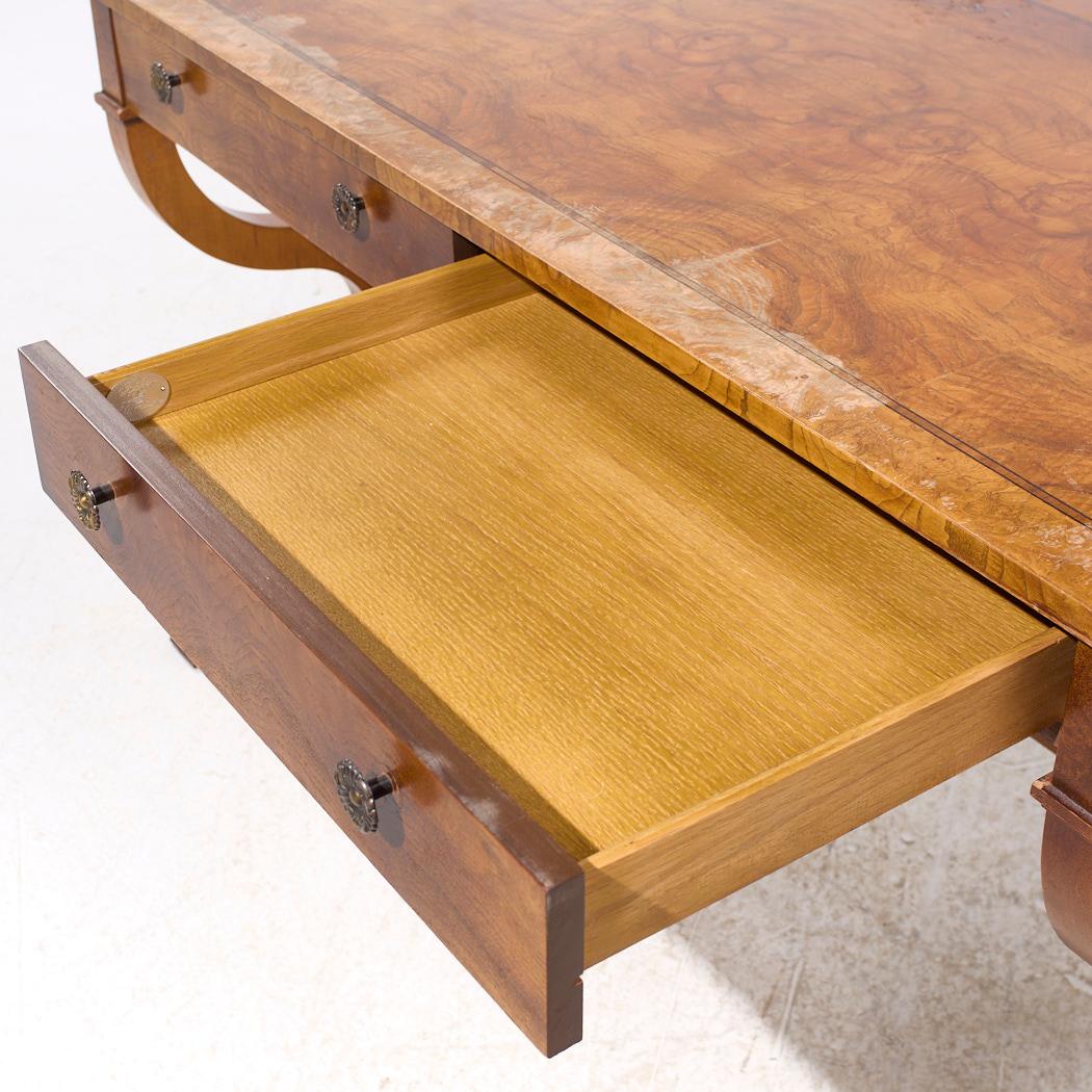 Baker Furniture Regency-Schreibtisch aus Wurzelholz (Metall) im Angebot