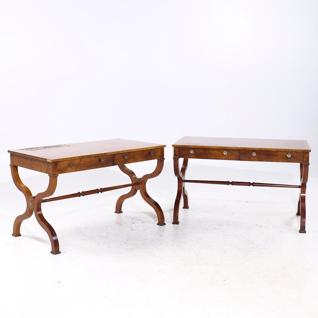 Meubles Baker Regency Bureau en bois de feuillus - Paire

Chaque bureau mesure : 48 de large x 26 de profond x 29,5 de haut, avec un dégagement de 24,5 pouces pour les chaises.

Nous prenons nos photos dans un studio à éclairage contrôlé afin de