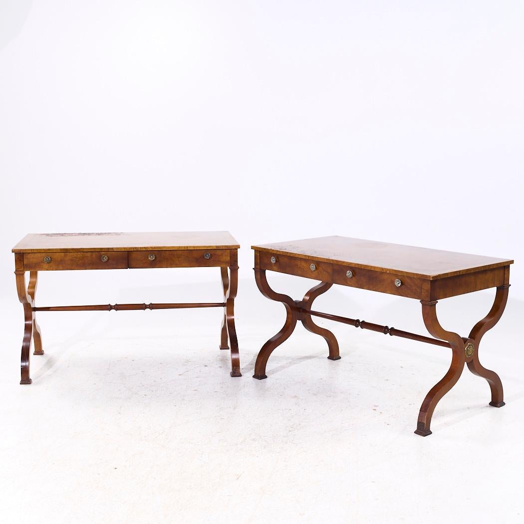 Moderne Meubles Baker Regency Bureau en bois de feuillus - Paire en vente
