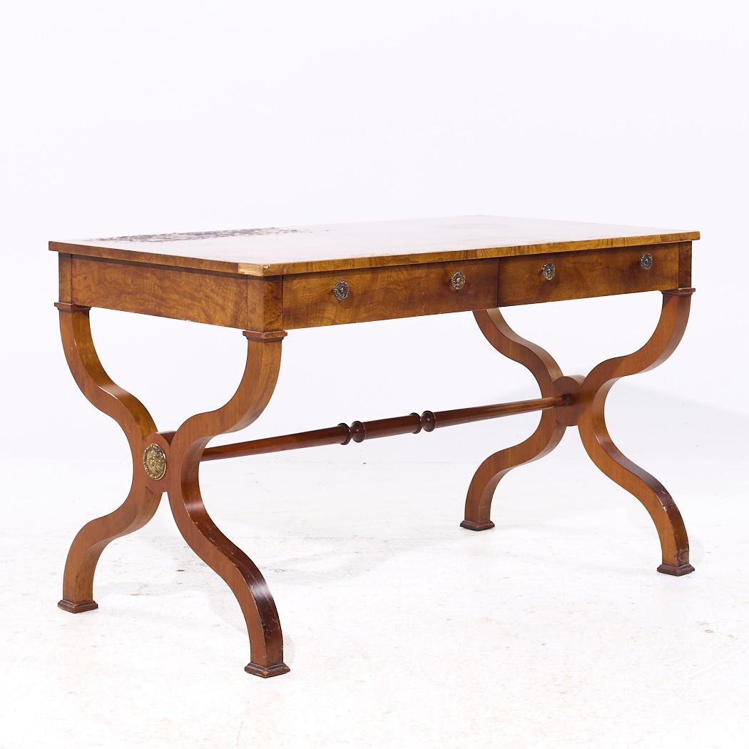 Métal Meubles Baker Regency Bureau en bois de feuillus - Paire en vente