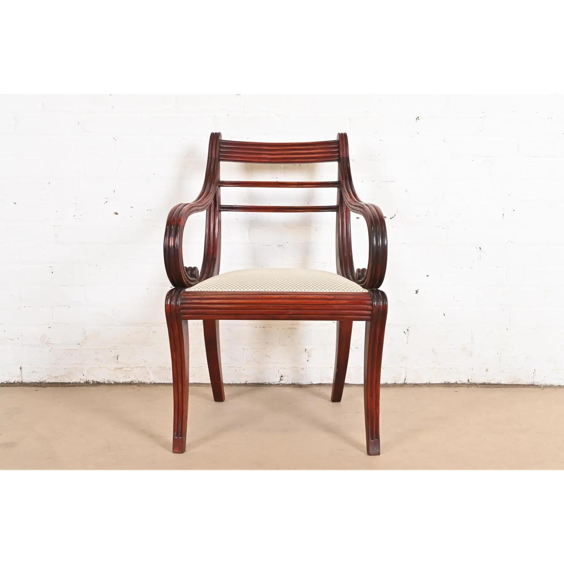 Baker Furniture Regency geschnitzter Mahagoni-Sessel oder Beistellstuhl (amerikanisch) im Angebot
