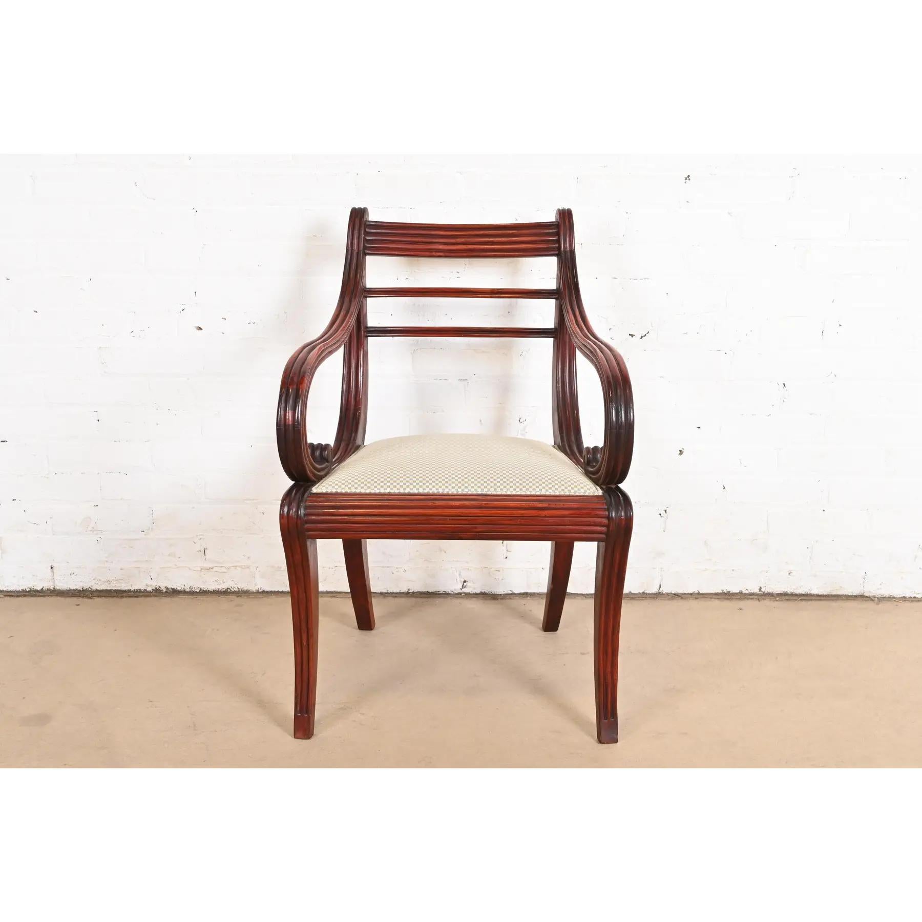 Baker Furniture Regency geschnitzter Mahagoni-Sessel oder Beistellstuhl im Zustand „Gut“ im Angebot in South Bend, IN