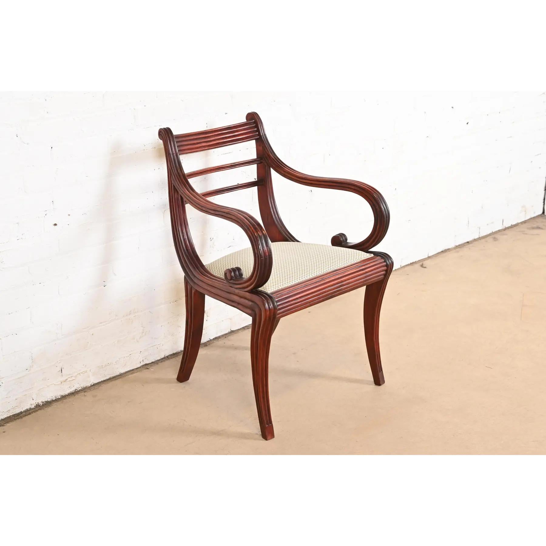 Baker Furniture Regency geschnitzter Mahagoni-Sessel oder Beistellstuhl (20. Jahrhundert) im Angebot