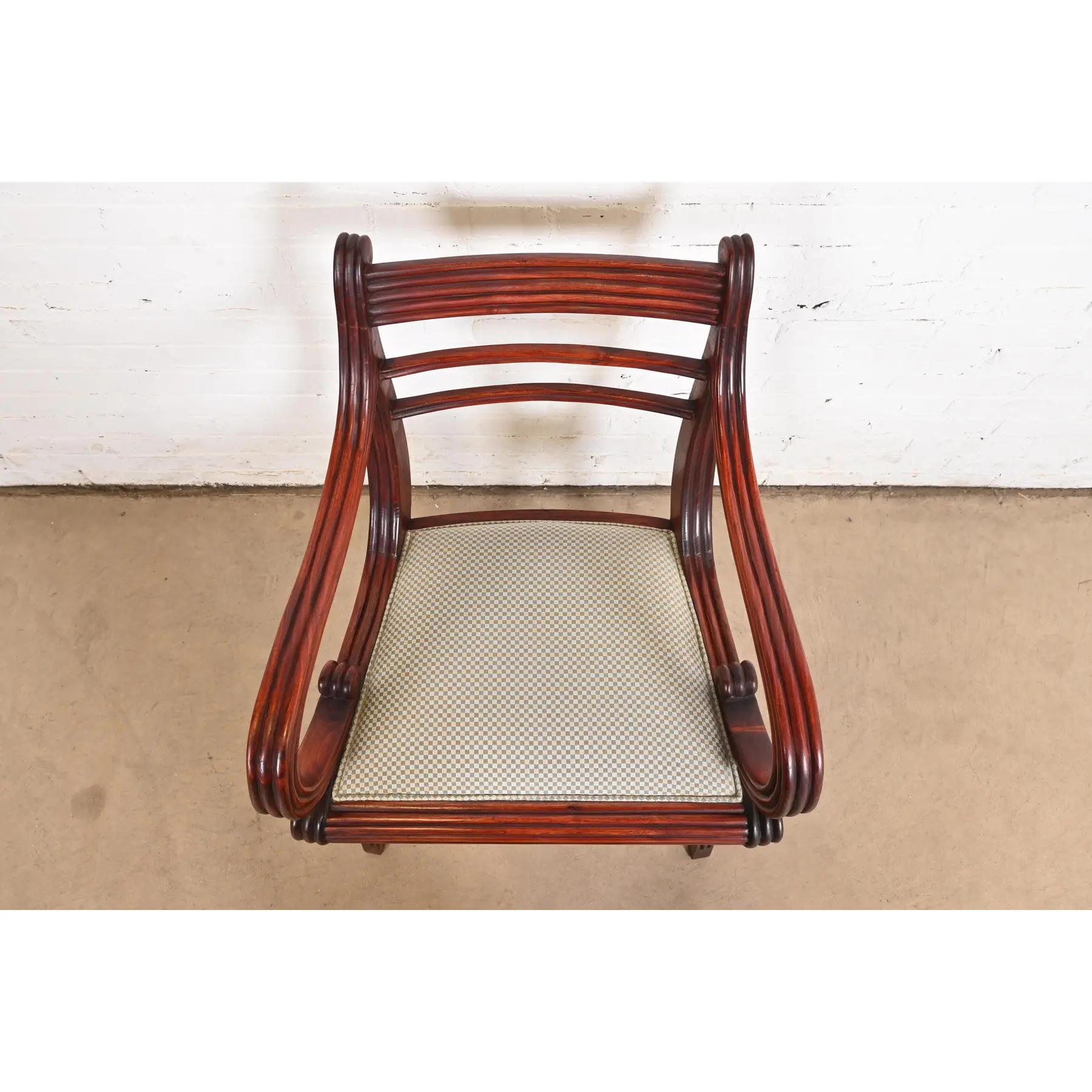 Baker Furniture Regency geschnitzter Mahagoni-Sessel oder Beistellstuhl (Polster) im Angebot