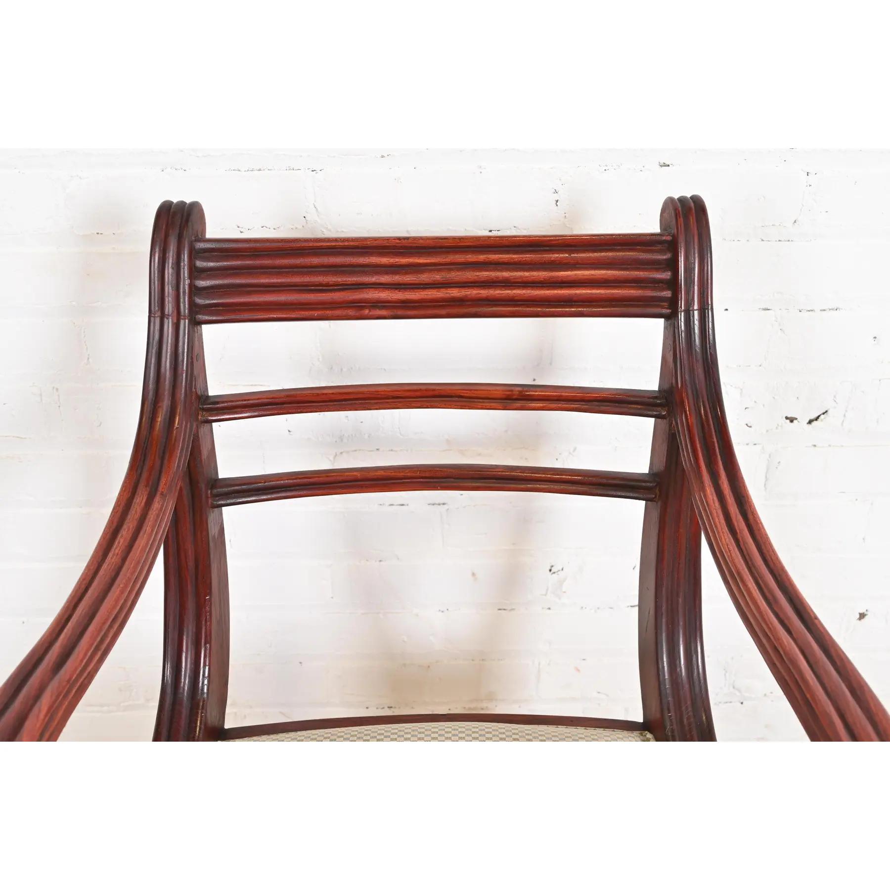 Baker Furniture Regency geschnitzter Mahagoni-Sessel oder Beistellstuhl im Angebot 1