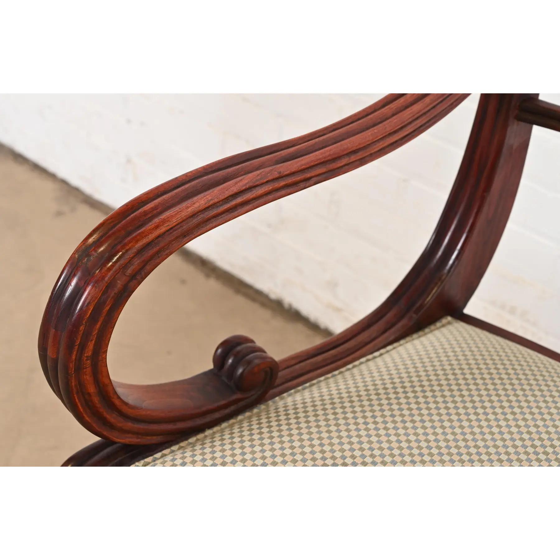 Baker Furniture Regency geschnitzter Mahagoni-Sessel oder Beistellstuhl im Angebot 3