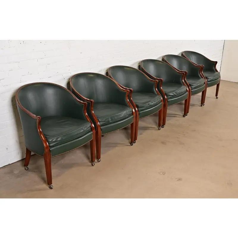 Fine XX secolo Baker Furniture Regency - Sedie da salotto in pelle di mogano intagliata, set di sei persone in vendita