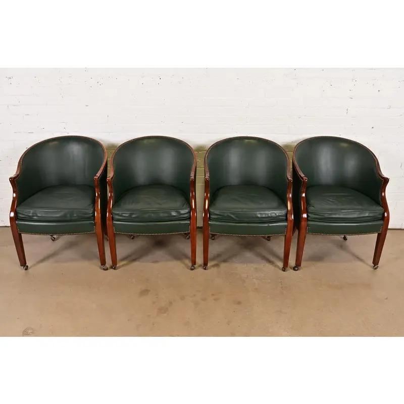 Baker Furniture Regency - Sedie da salotto imbottite in mogano intagliato, set di quattro persone In condizioni buone in vendita a South Bend, IN