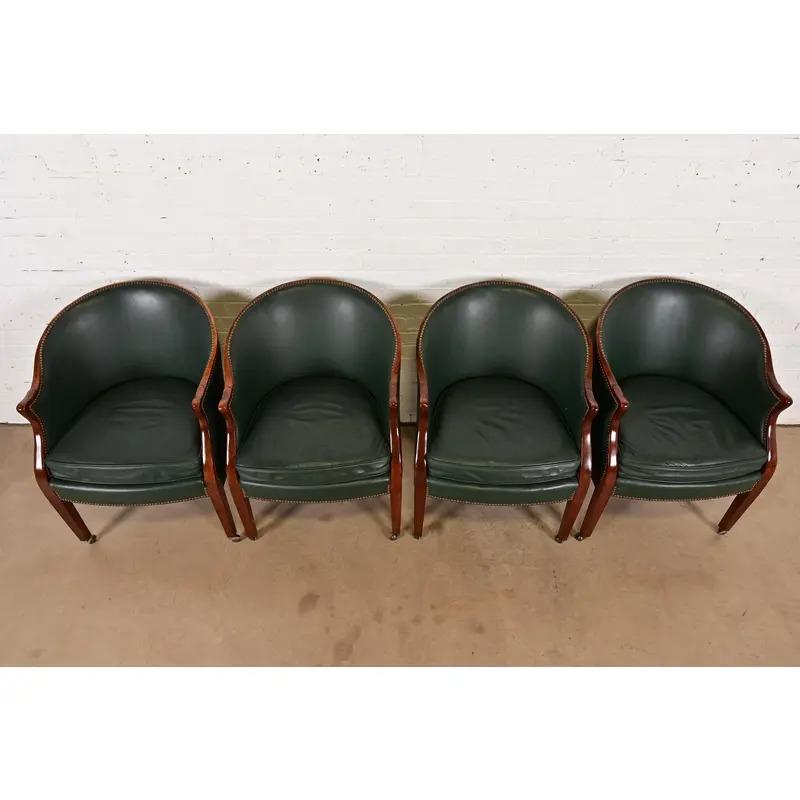 Ottone Baker Furniture Regency - Sedie da salotto imbottite in mogano intagliato, set di quattro persone in vendita