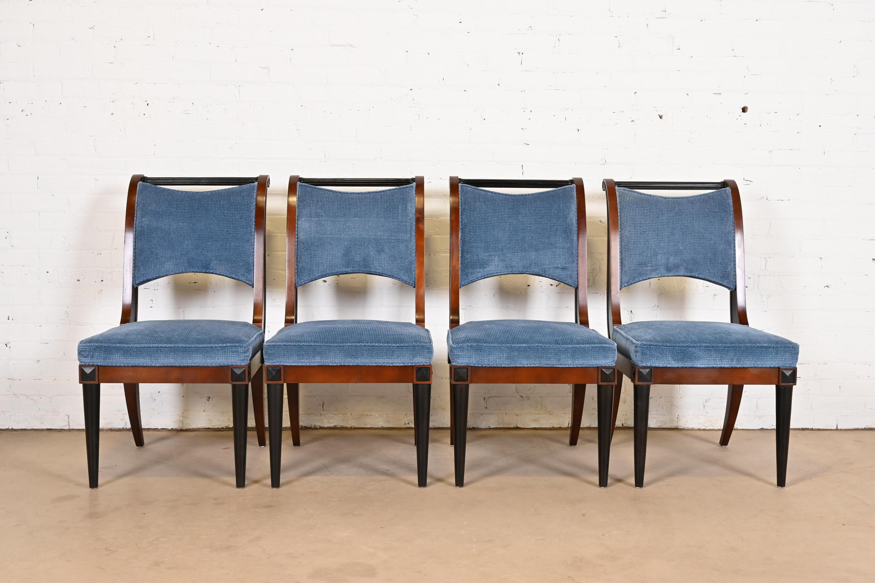 Baker Furniture Regency Esszimmerstühle aus Kirschbaumholz und ebonisiert, Vierer-Set (amerikanisch) im Angebot