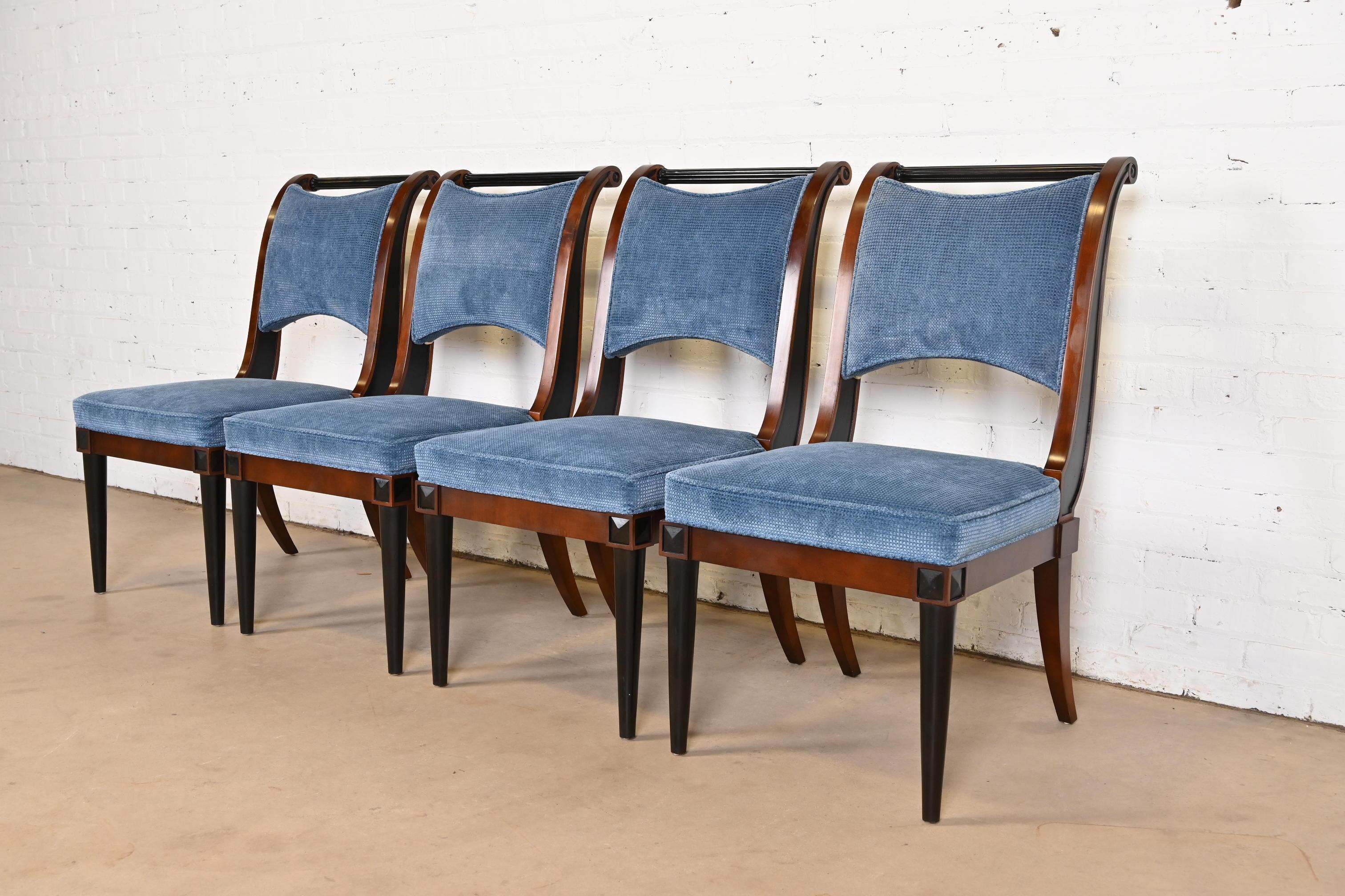 Baker Furniture Regency Esszimmerstühle aus Kirschbaumholz und ebonisiert, Vierer-Set (Ebonisiert) im Angebot